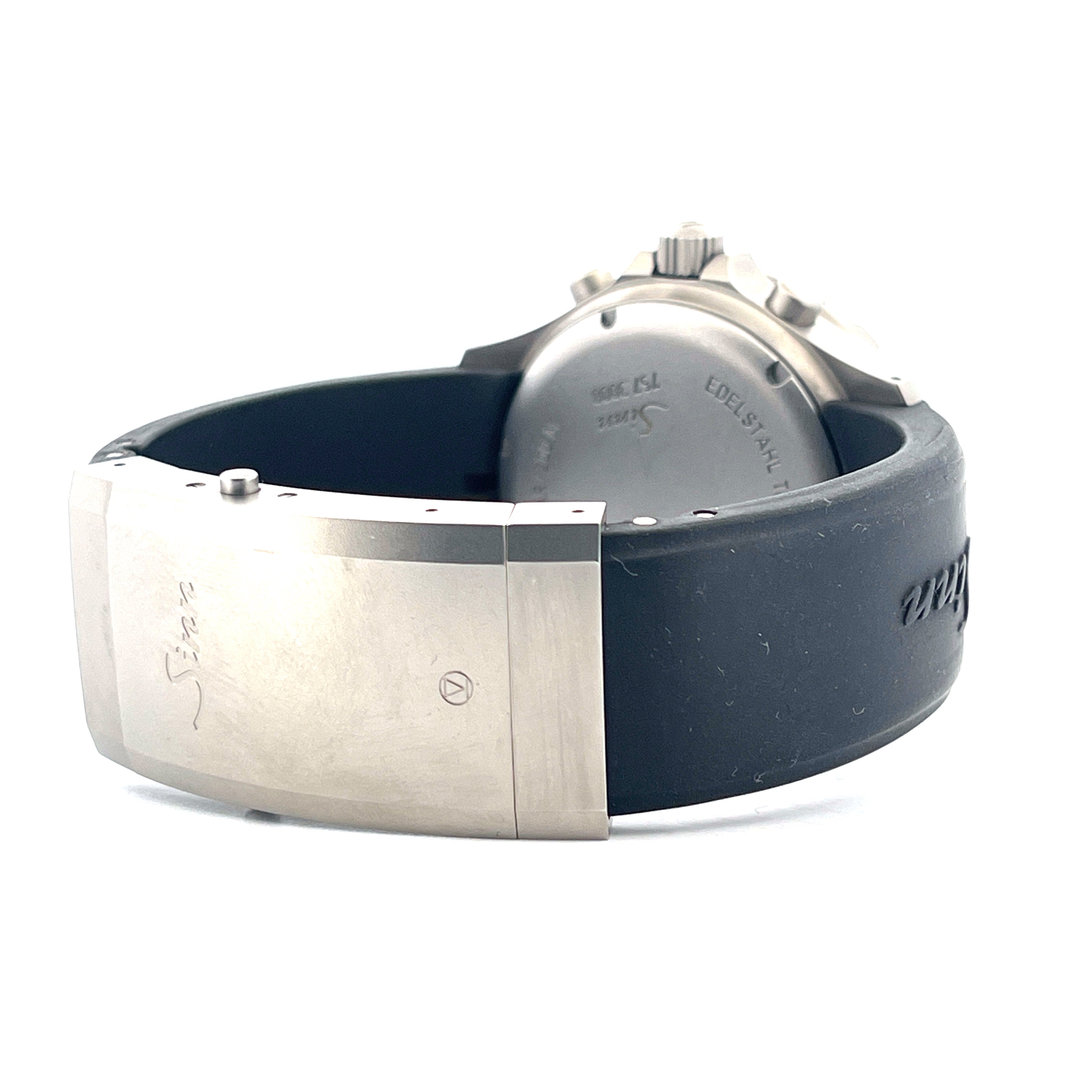 Sinn 757 UTC mit Edelstahlschließe und schwarzem Kautschukarmband Seitenansicht