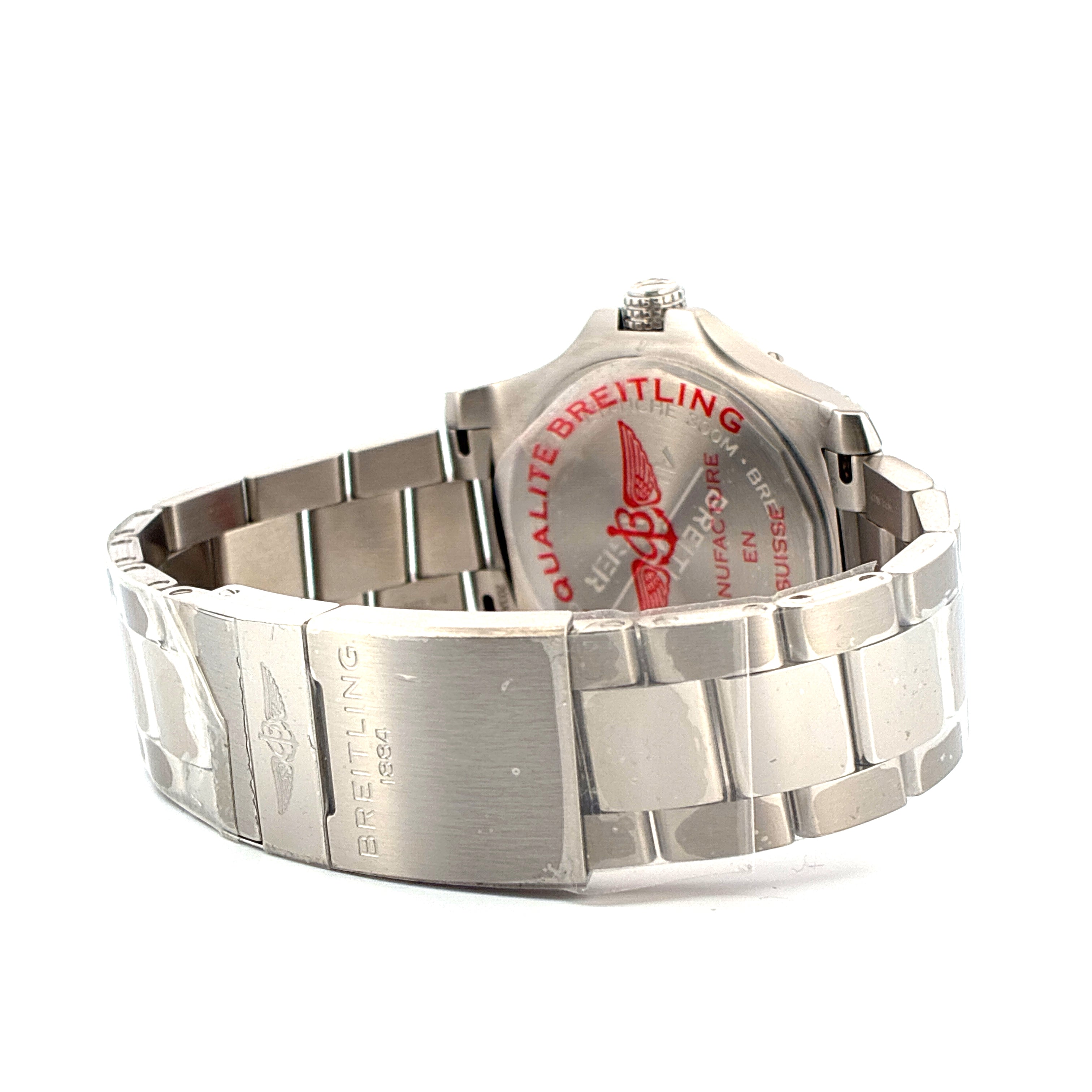Breitling Avenger Armbanduhr im Detail mit sichtbarem Breitling-Logo und Schriftzug