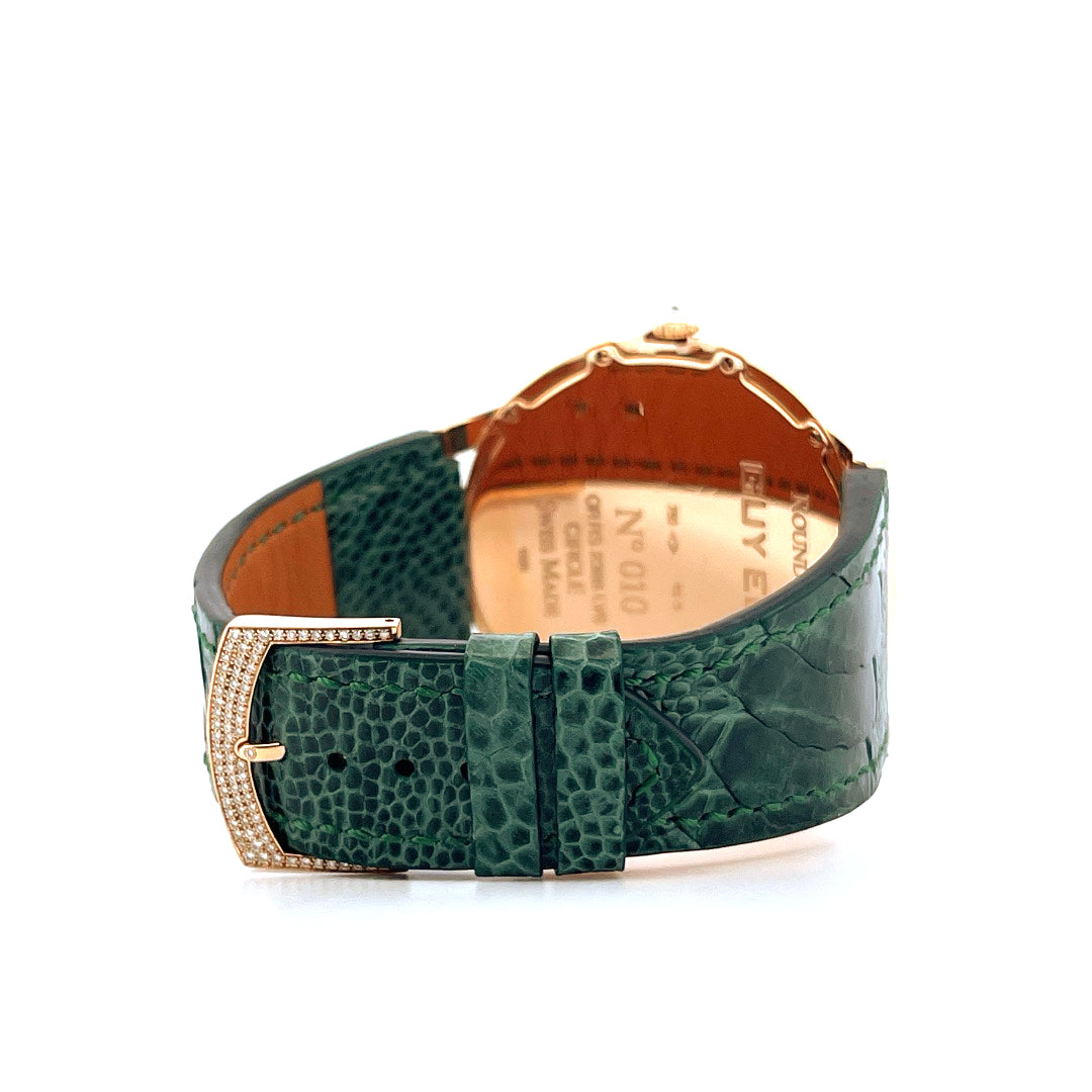 Guy Ellia Round Square Circle Uhr mit grünem Krokolederband, Diamantbesatz an der Schließe und Gehäuse auf weißem Hintergrund
