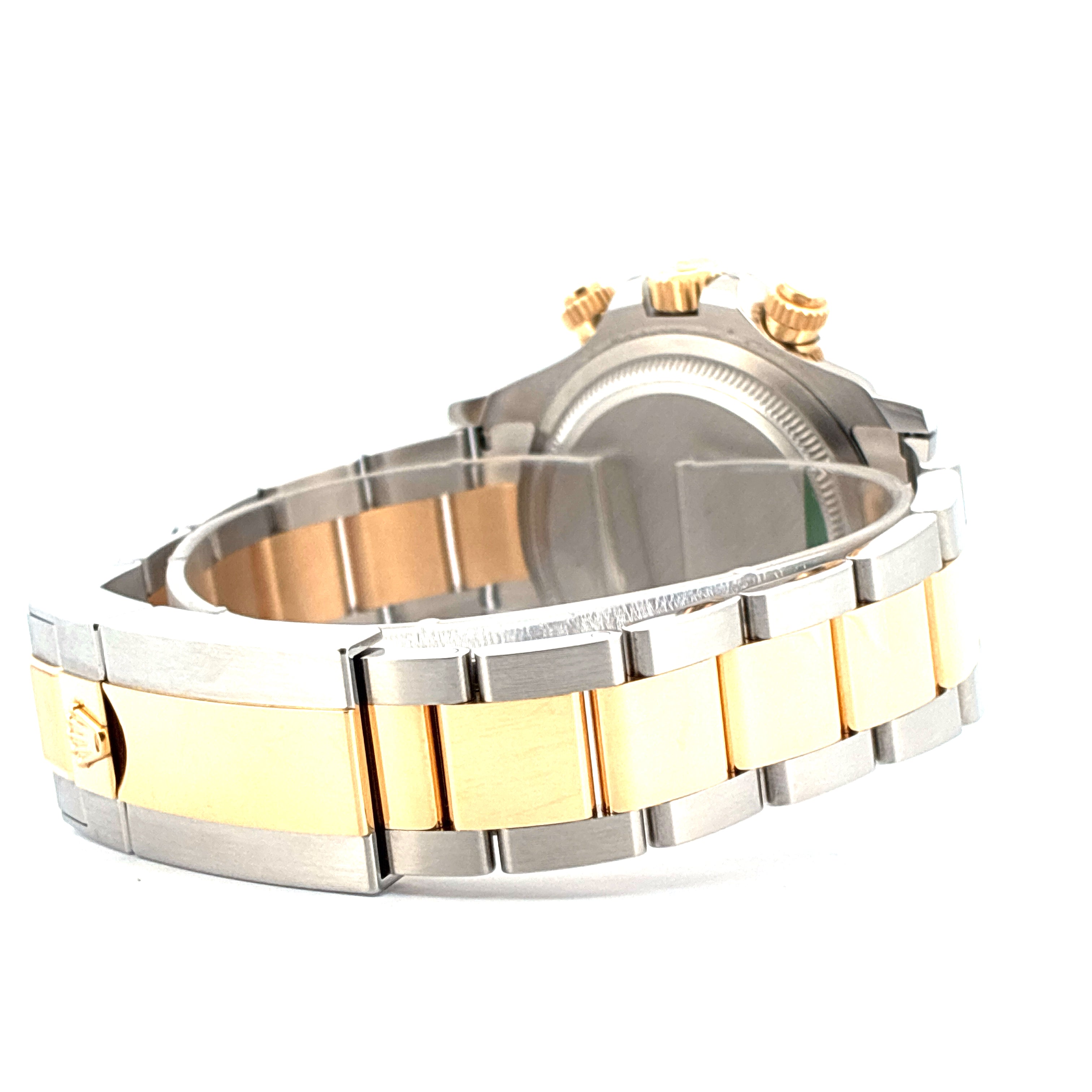 Rolex Daytona in Stahl und Gold von der Seite, mit goldenen und silbernen Gliedern im Armband