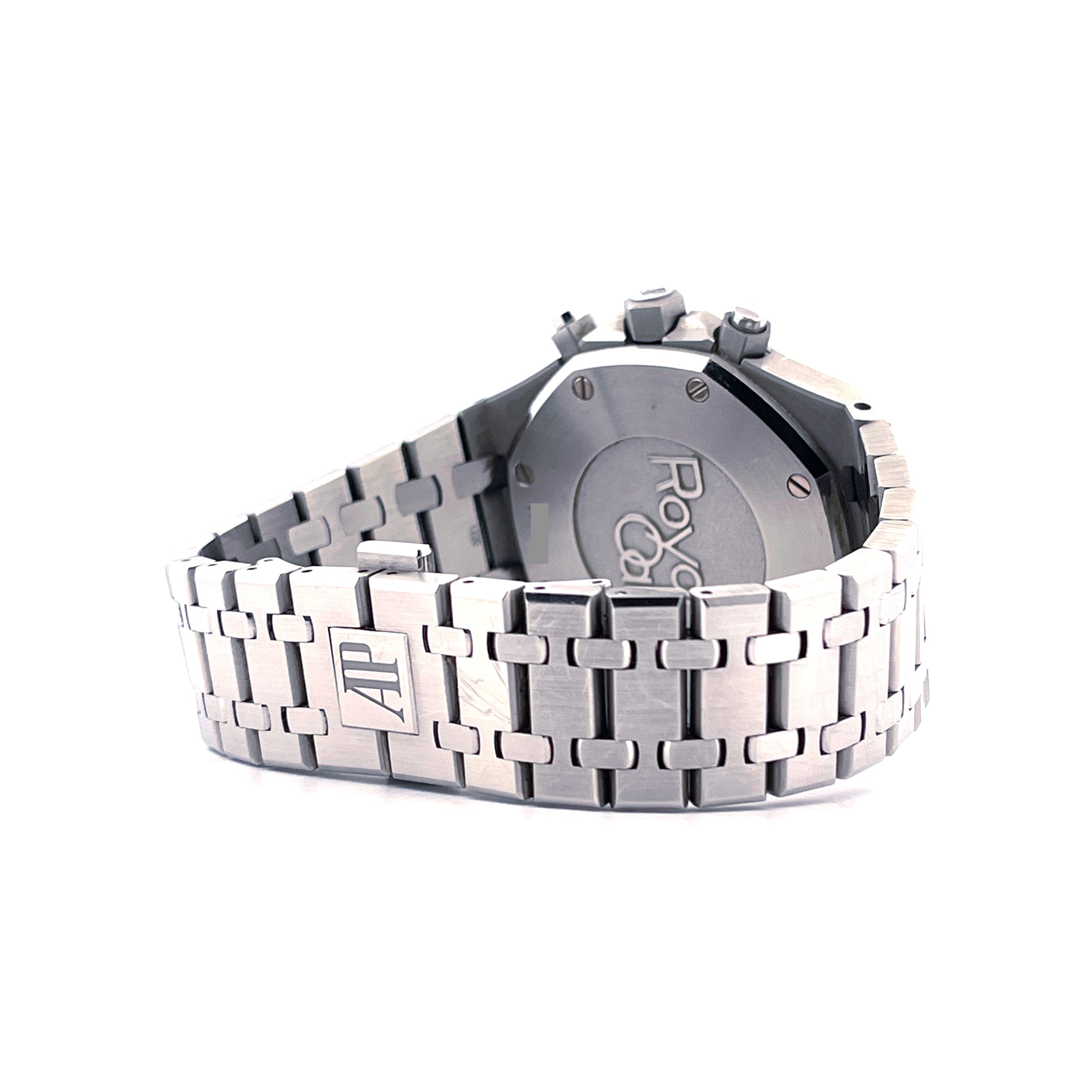 Audemars Piguet Royal Oak Chronograph Stahl mit „AP“-Logo auf dem Armband und „Royal Oak“-Schriftzug auf dem Gehäusedeckel