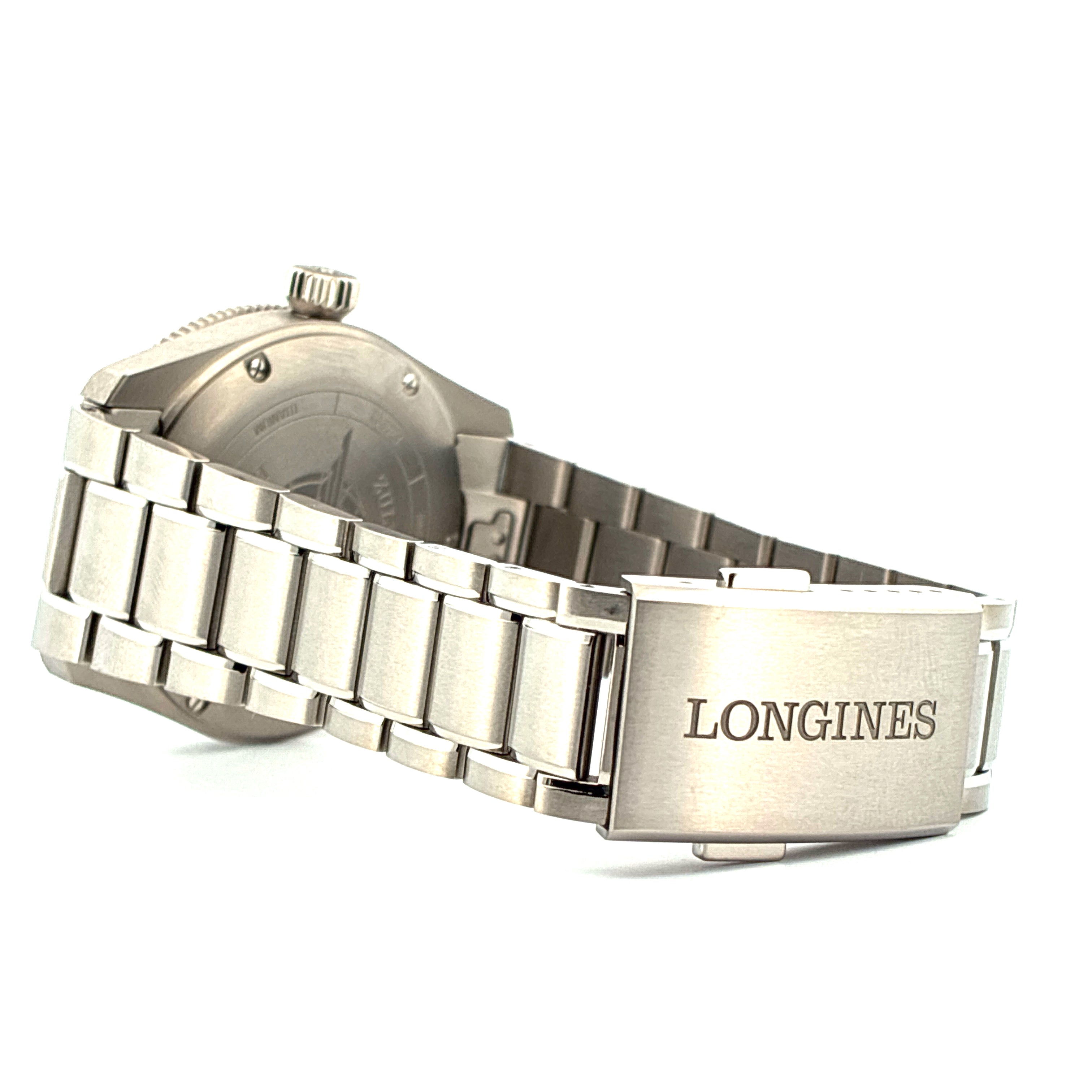 Longines Spirit Zulu Time 39 mm, Seitenansicht des Edelstahlarmbands und der Schließe mit Gravur