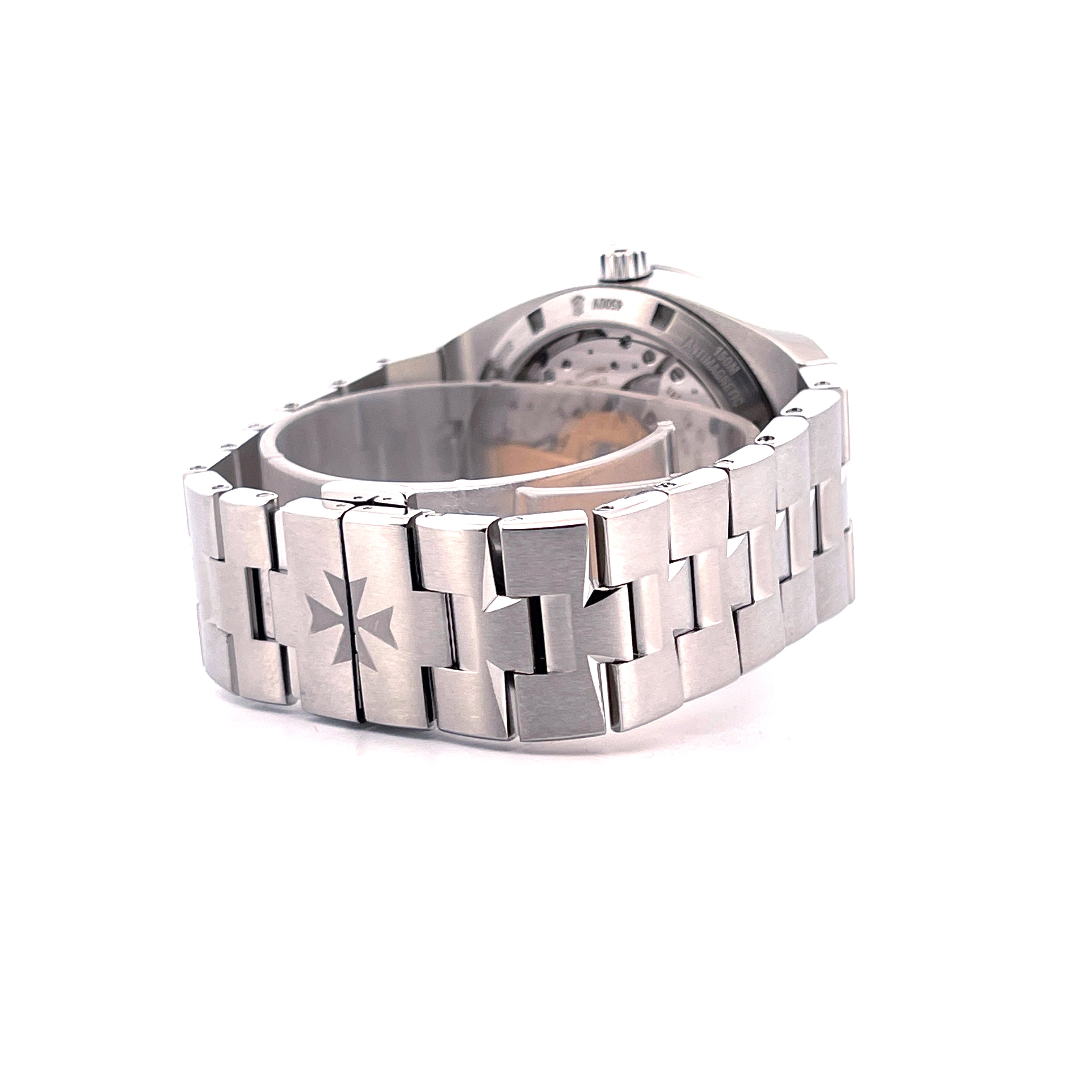 Vacheron Constantin Overseas 2019 Edelstahl-Uhr mit Kreuzmotiv auf dem Armband von der Seite gesehen