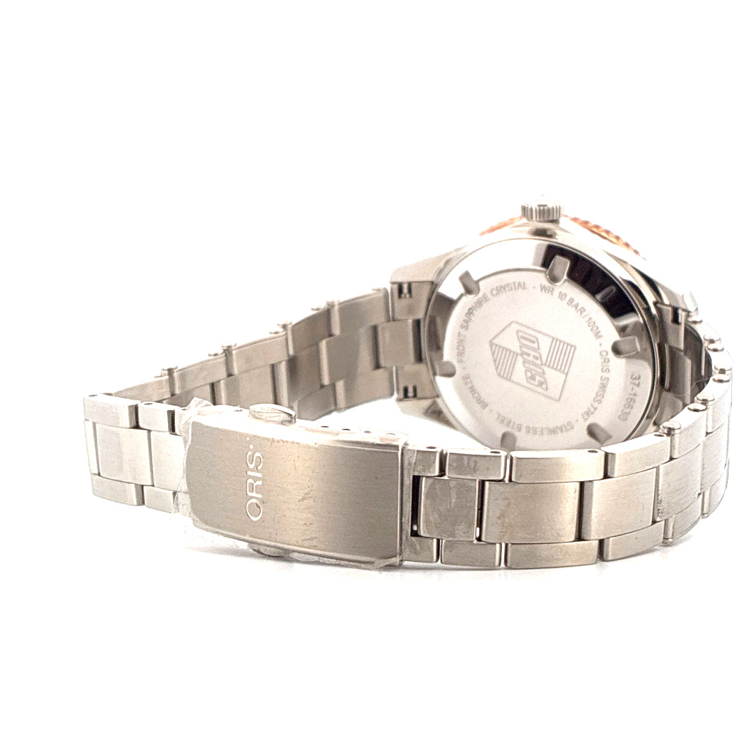 Oris Divers Sixty Five Automatik Edelstahl Rückseite mit Gravur auf weißem Hintergrund