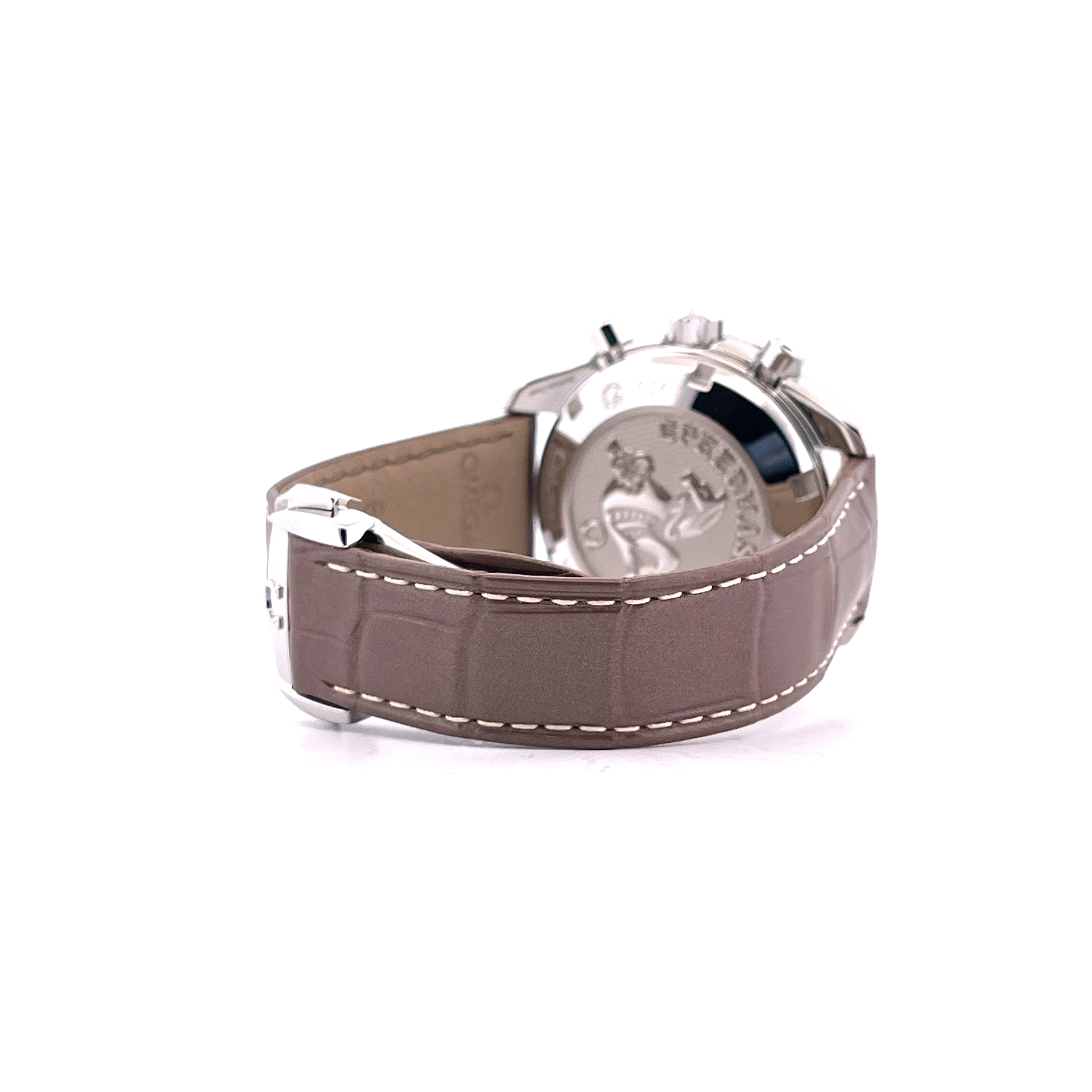 Omega Speedmaster Lady 38 Rückseite der Uhr mit braunem Krokodillederarmband auf weißem Hintergrund