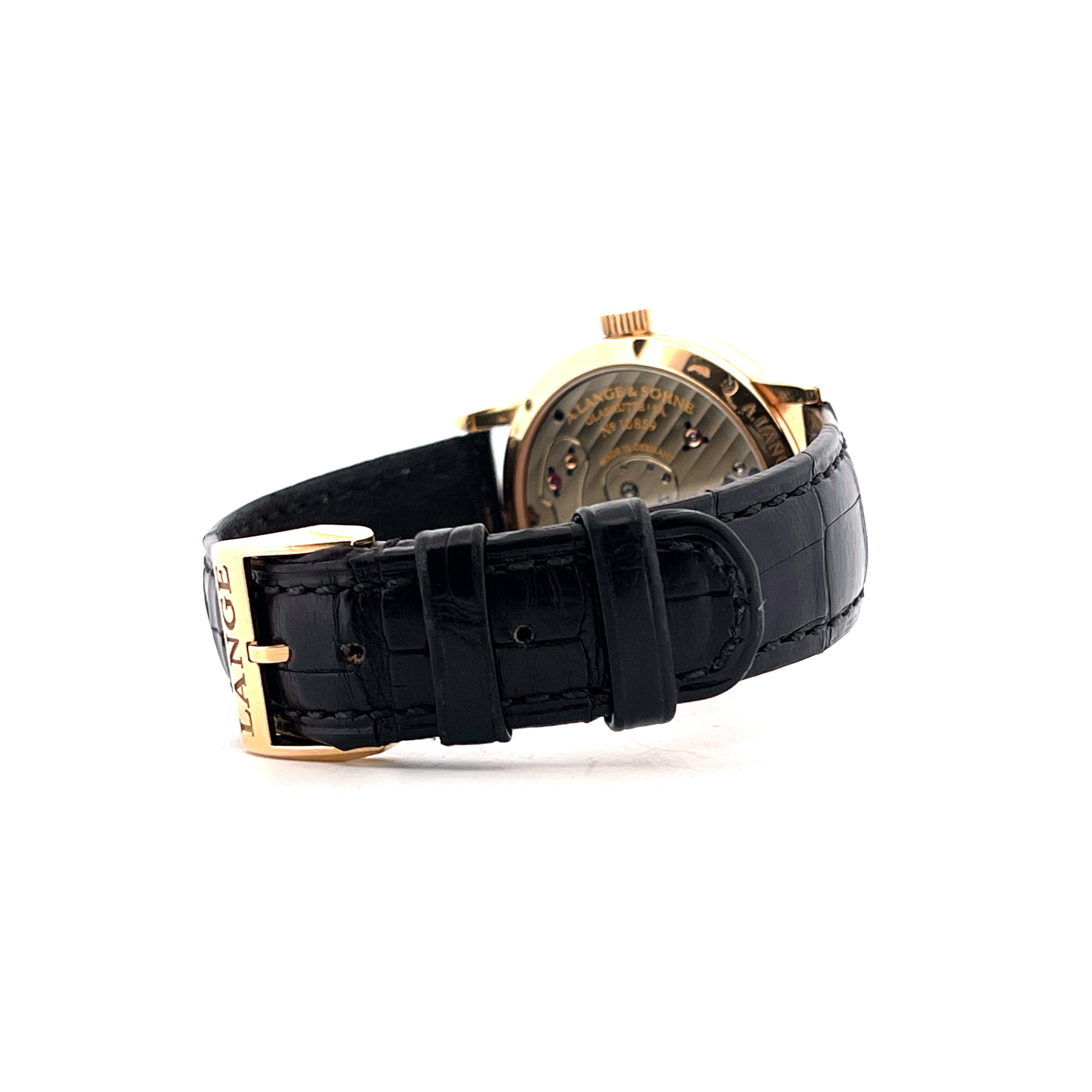 Seitenansicht der A. Lange & Söhne Kleine Lange 1 mit schwarzem Lederarmband und goldener Dornschließe