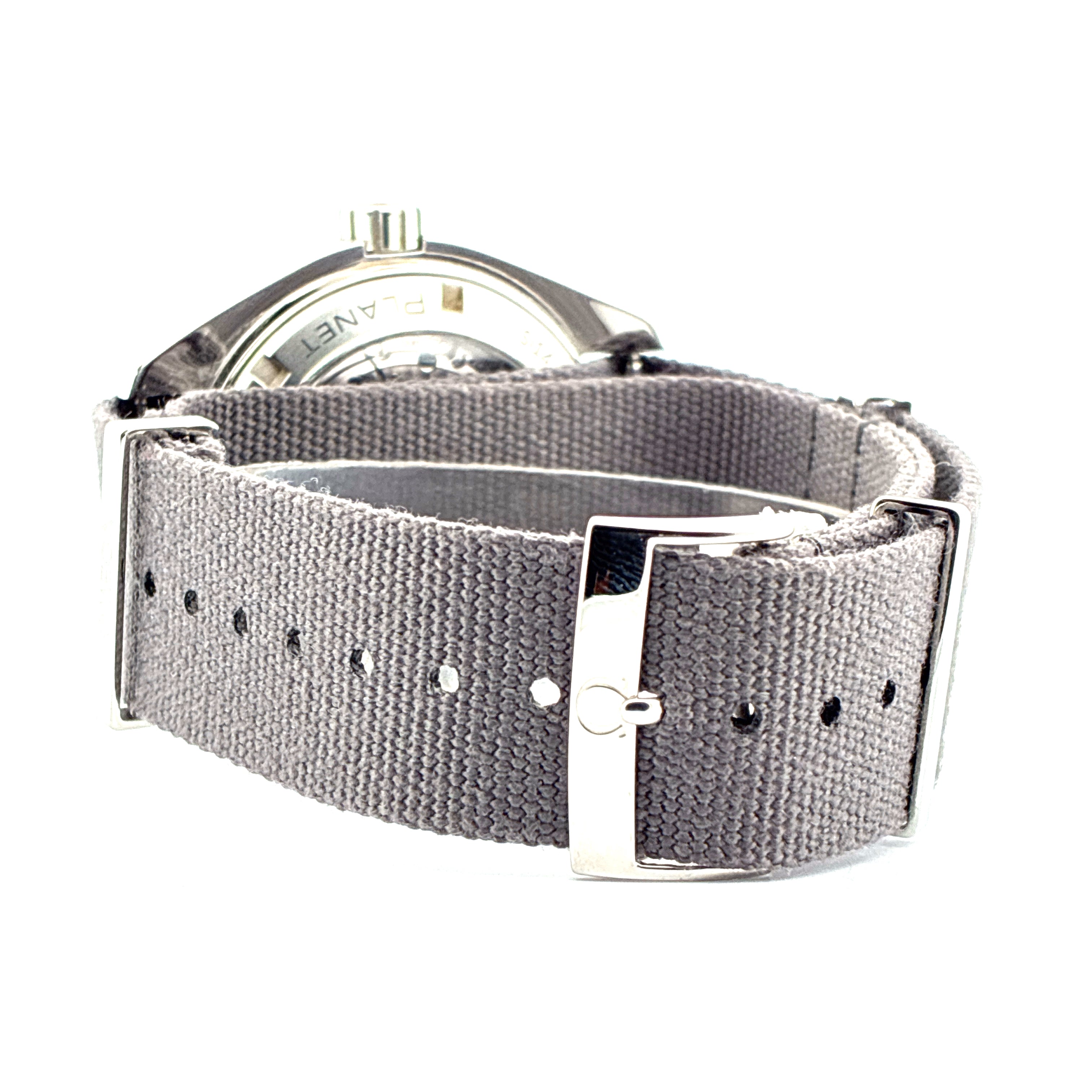 Seamaster Planet Ocean von Omega, graues Textilarmband mit silberner Dornschliesse im Detail, weisser Hintergrund
