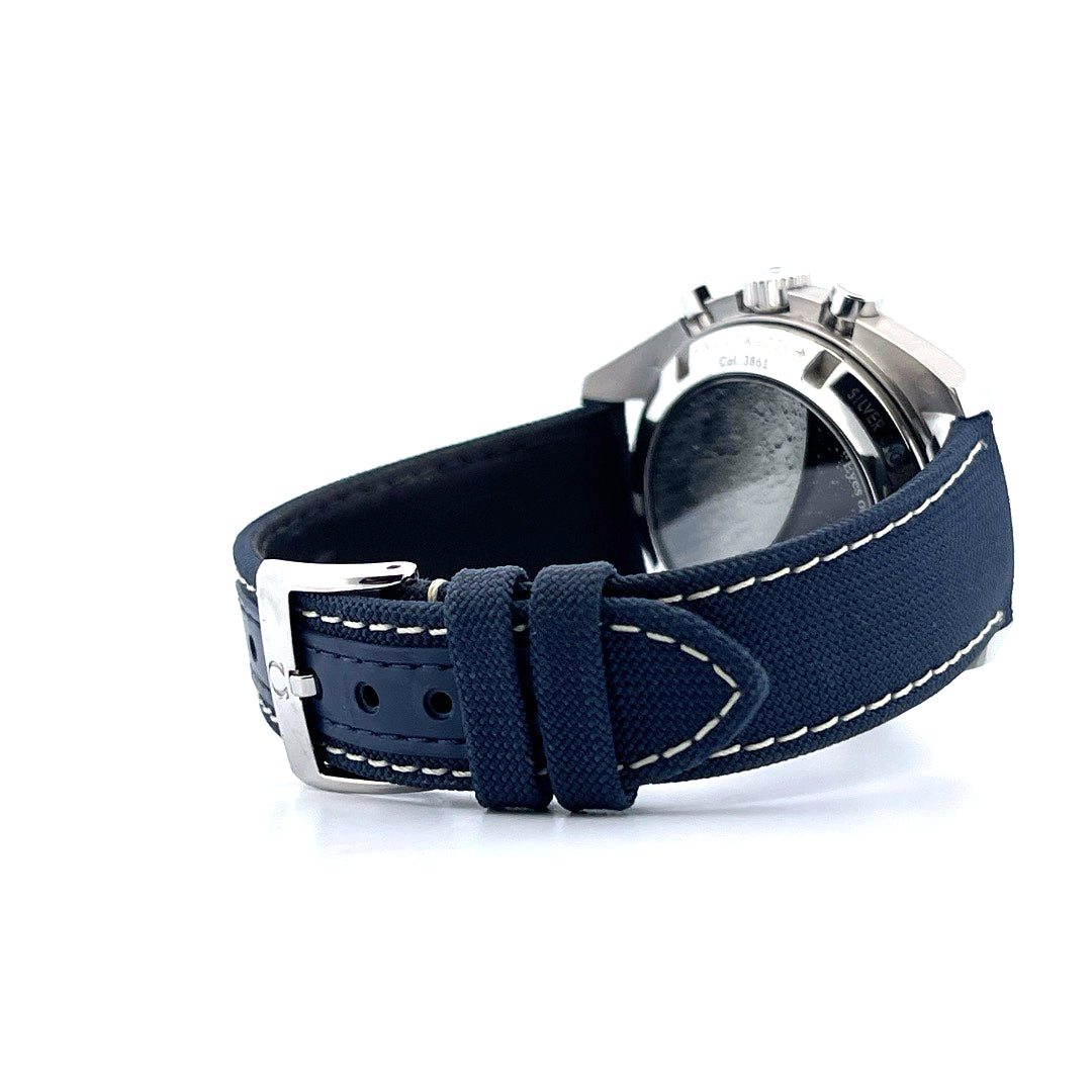 Omega Speedmaster Silver Snoopy Award 50th Anniversary, Rückansicht des Edelstahlgehäuses mit blauem Stoffarmband und Silberschließe