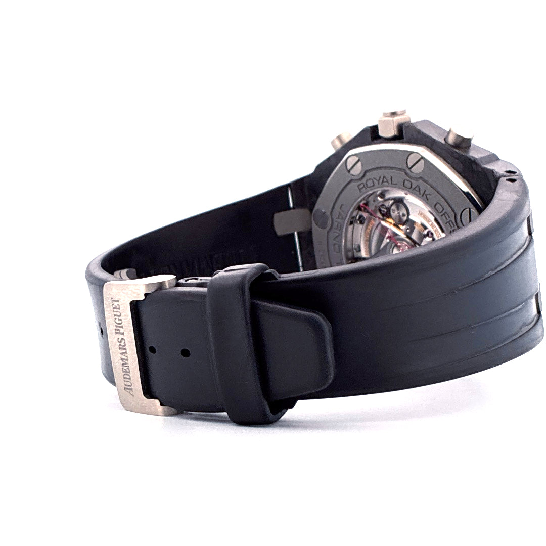 Seitenansicht des Audemars Piguet Royal Oak Offshore Chronographen aus Carbon mit schwarzem Band und silberner Schließe