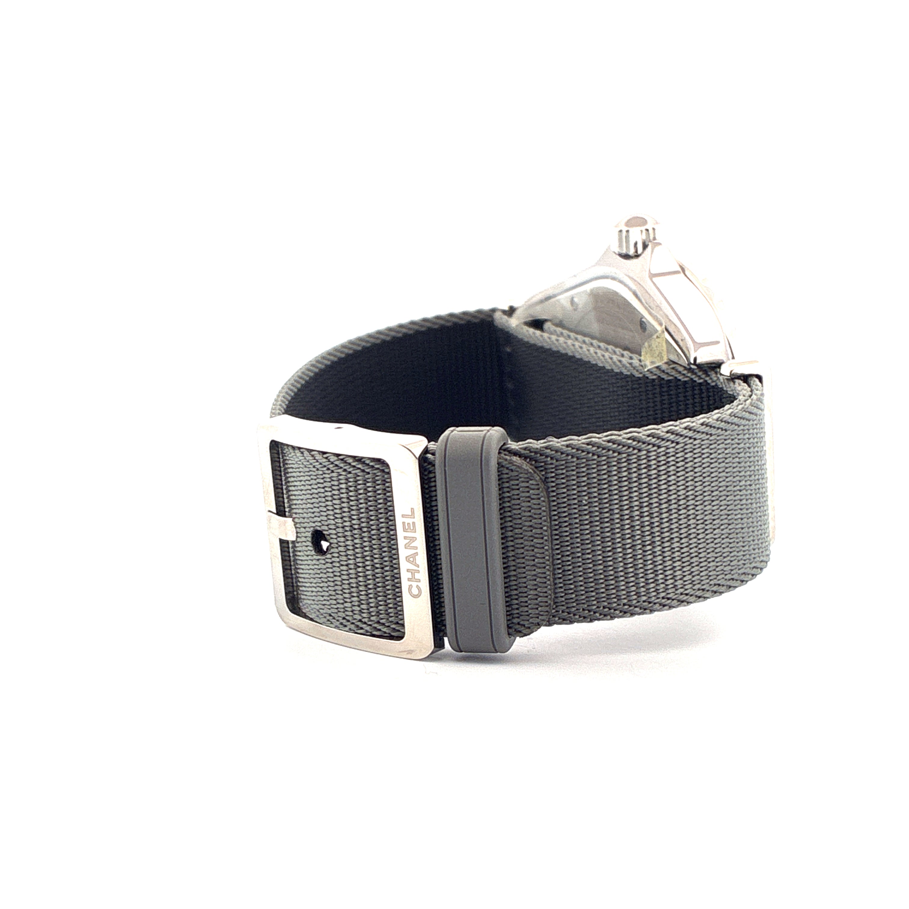 Chanel J12-g10 Armband mit schwarzer Gewebeschließe und CHANEL Schriftzug in Seitenansicht auf weißem Hintergrund