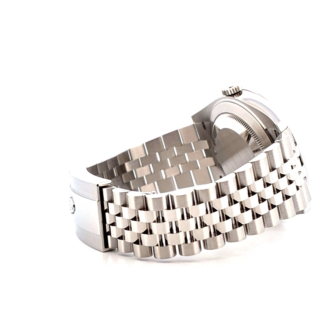 Seitenansicht einer Rolex Datejust 41 Uhr mit Stahlarmband und Faltschließe auf weißem Hintergrund