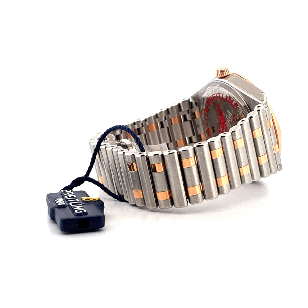 Breitling Chronomat Lady 36mm bicolor-Armband und Anhänger auf weißem Hintergrund