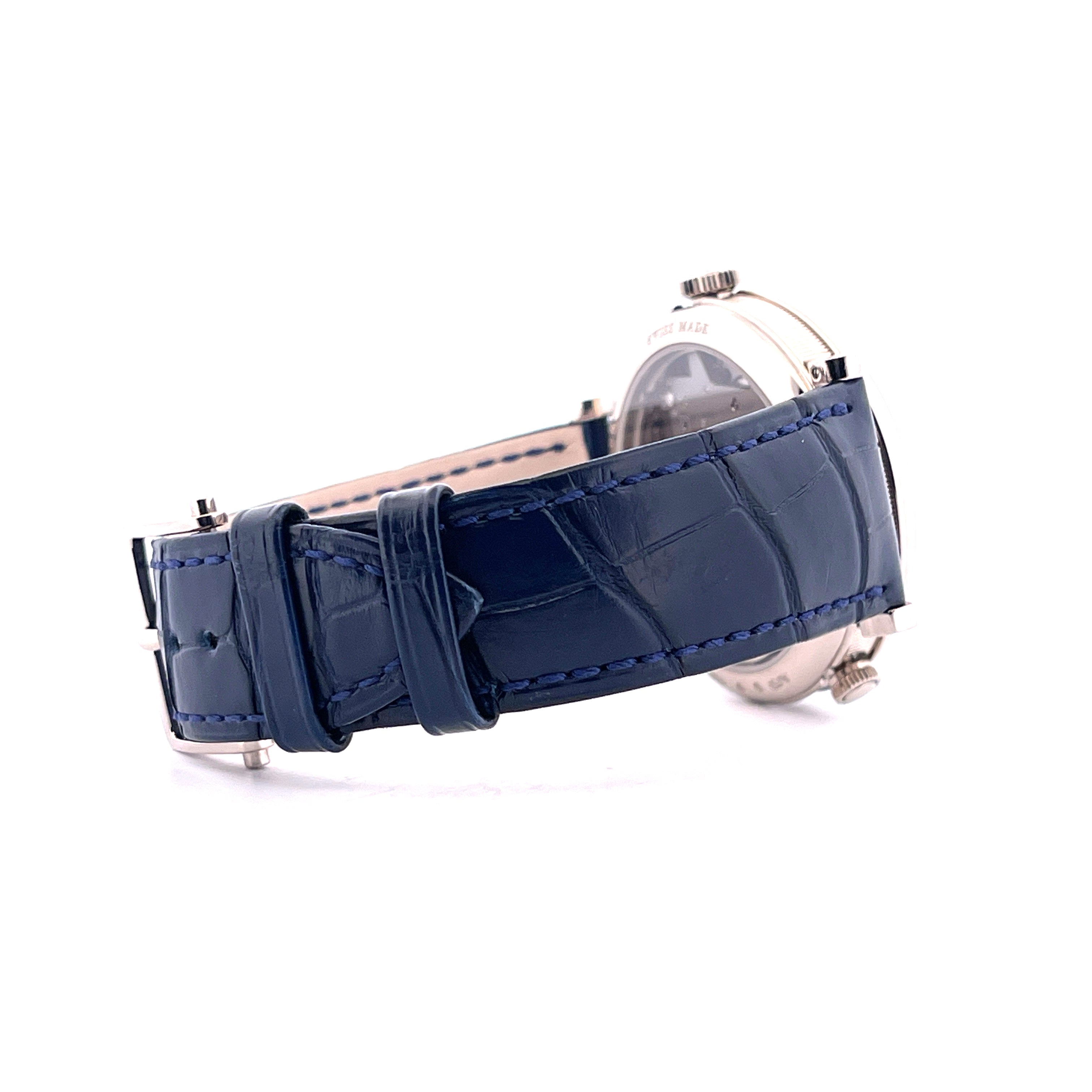 Breguet Tradition Quantieme Retrograde mit blauem Krokodillederarmband im Detail, Seitenansicht