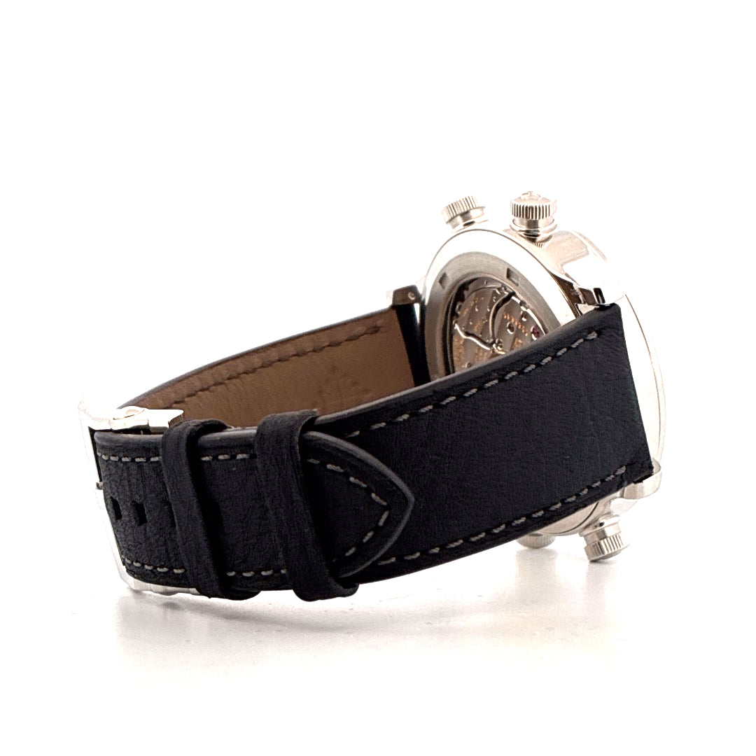 Patek Philippe Grandes Complications Alarm Travel, Seitenansicht des silbernen Gehaeuses mit schwarzem Lederarmband und sichtbarem Uhrwerk