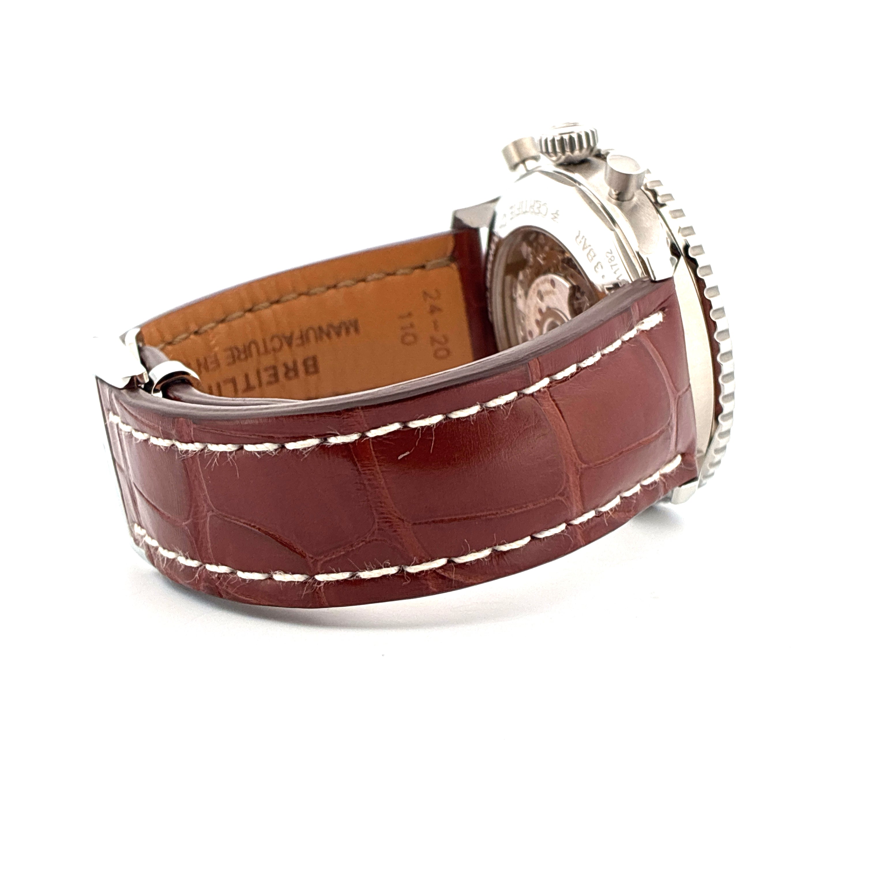 Breitling Navitimer B01 Chronograph 46 Armband aus braunem Leder mit weißen Nähten und Prägung auf weißem Hintergrund