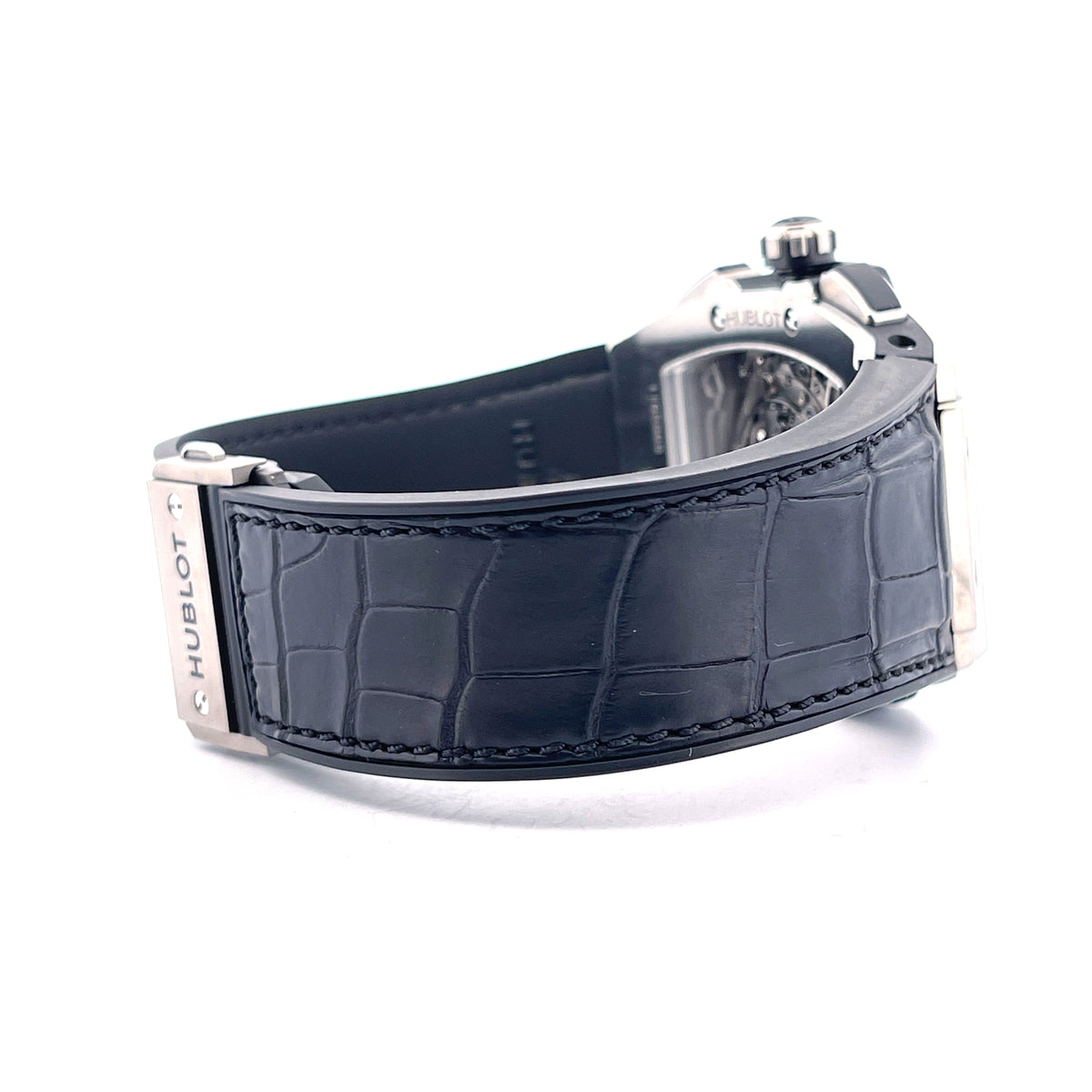 Hublot Spirit Of Big Bang 45 mm / 601.NX.0173.LR / Titan / Grey / Full Set + Invoice / Germany / 2015, Schrägansicht mit Armband, Schließe und Krone vor weißem Hintergrund