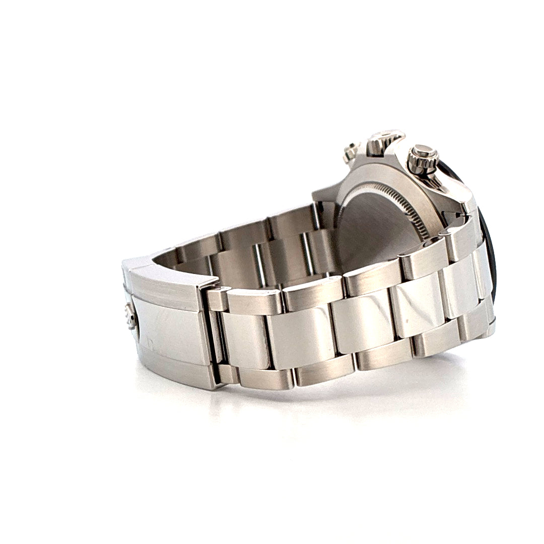 Seitenansicht einer Rolex Daytona aus Edelstahl mit einem polierten Armband und auffälligen Drückern auf weißem Hintergrund