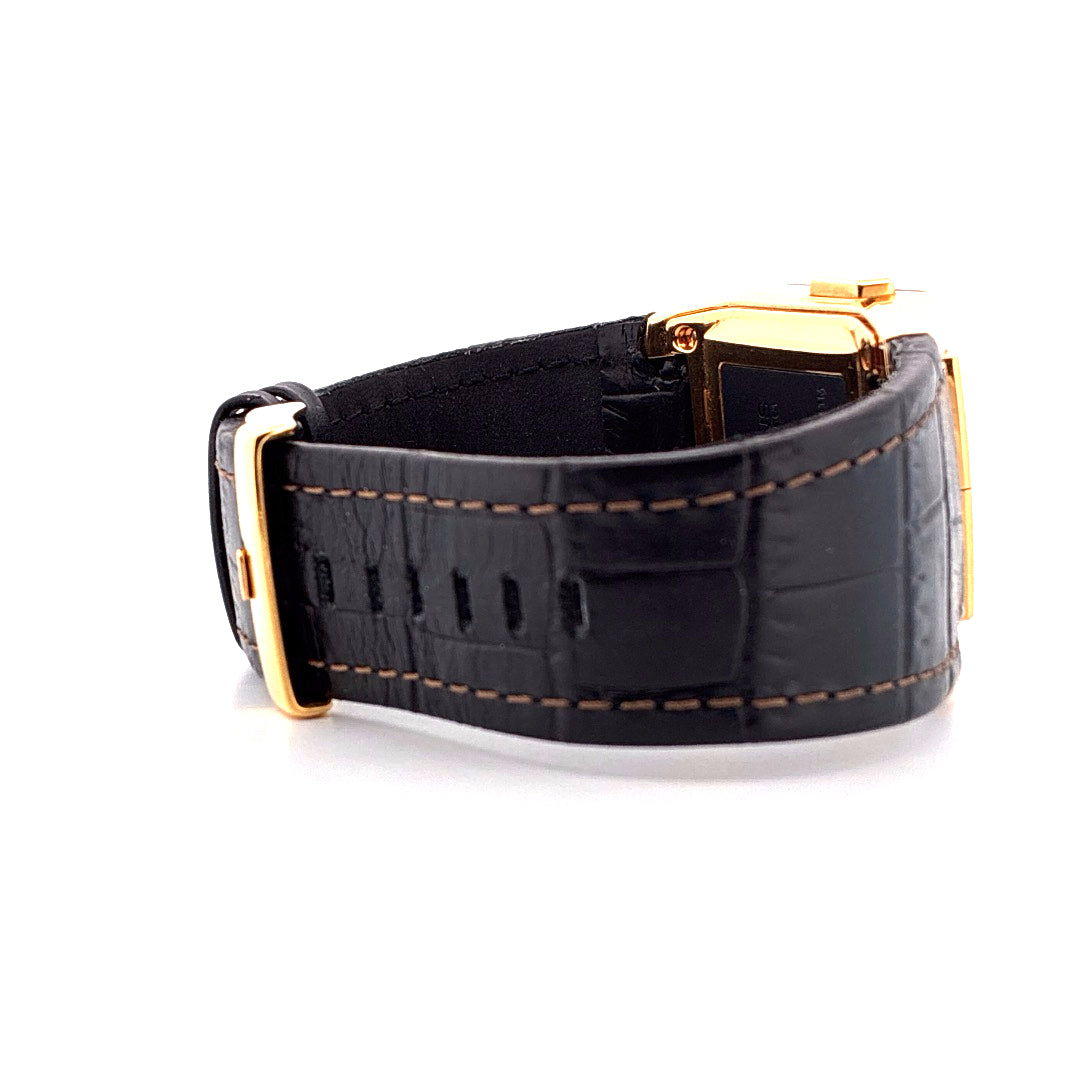 Junghans Mega 1000 Funkuhr Limited Edition Armband und Gehäuse Detailansicht auf weißem Hintergrund