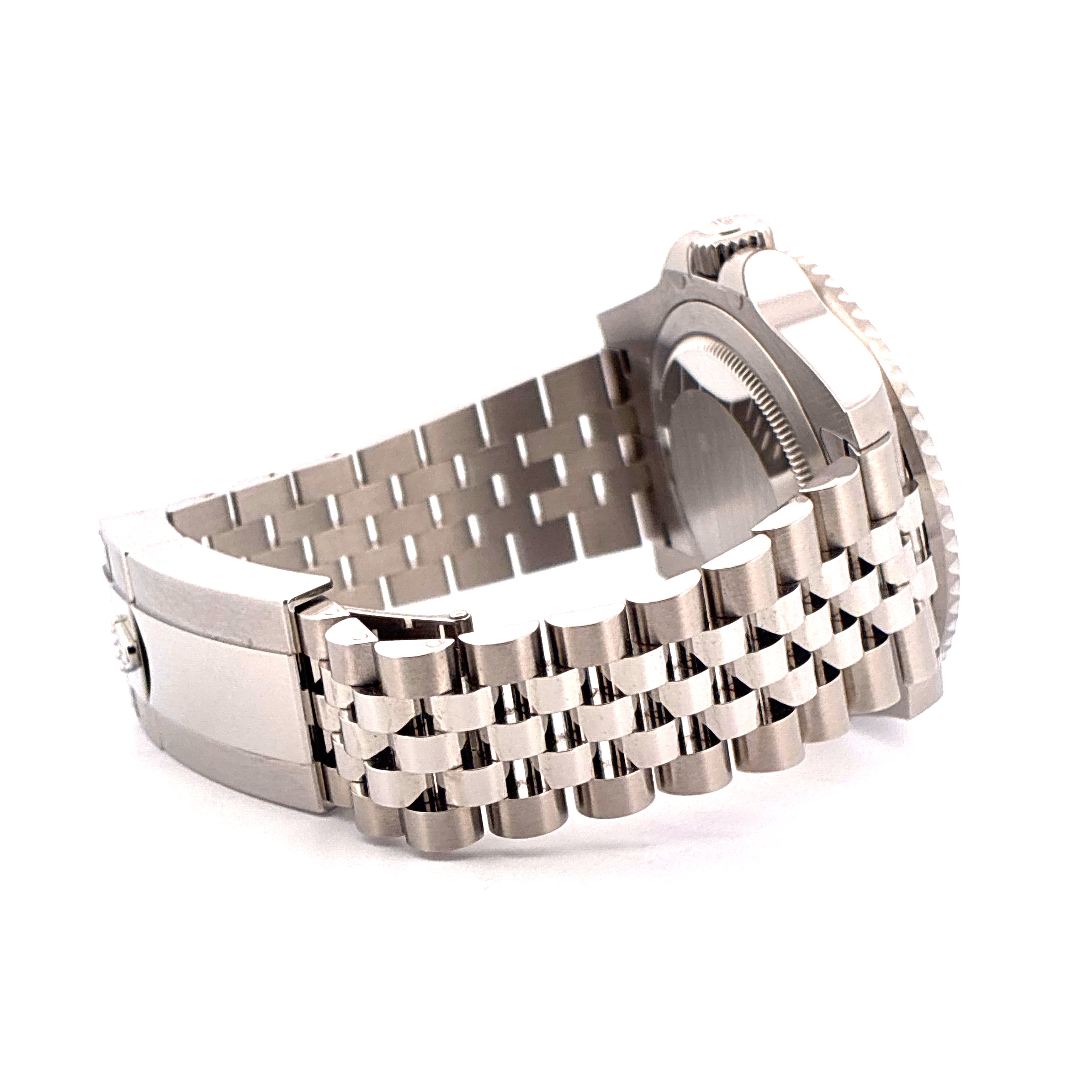 Seitenansicht einer Rolex GMT-Master II mit Edelstahl-Jubilee-Armband auf weißem Hintergrund