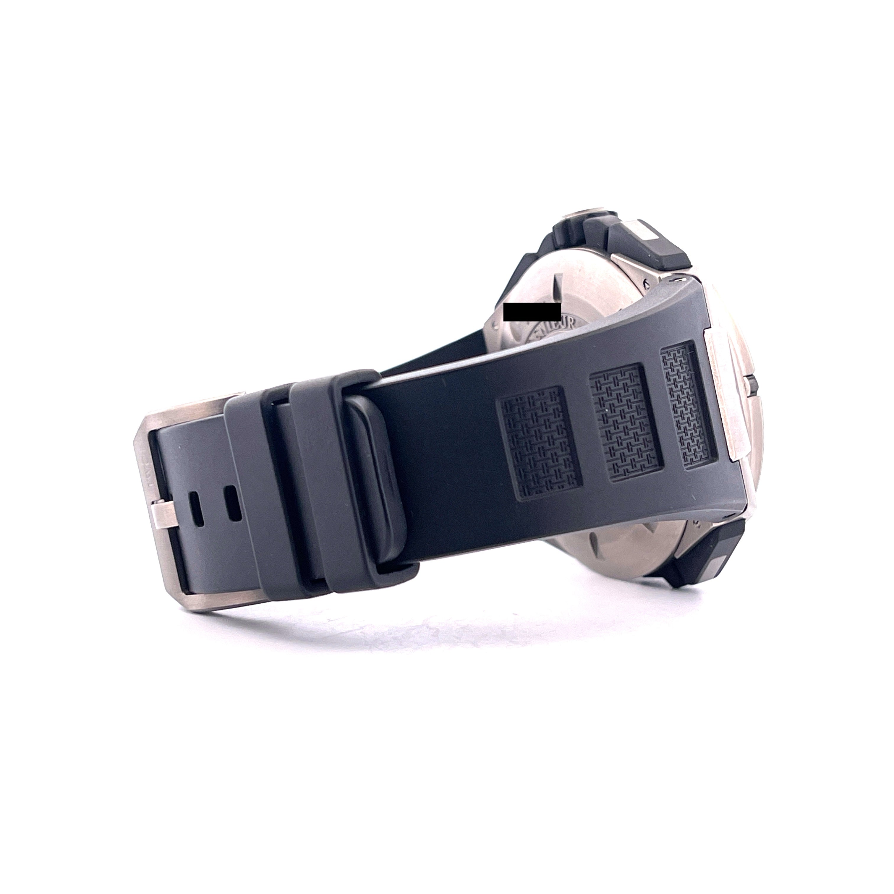 IWC Ingenieur Double Chronograph Titan Kautschukband seitlich aufgenommen auf weißem Hintergrund