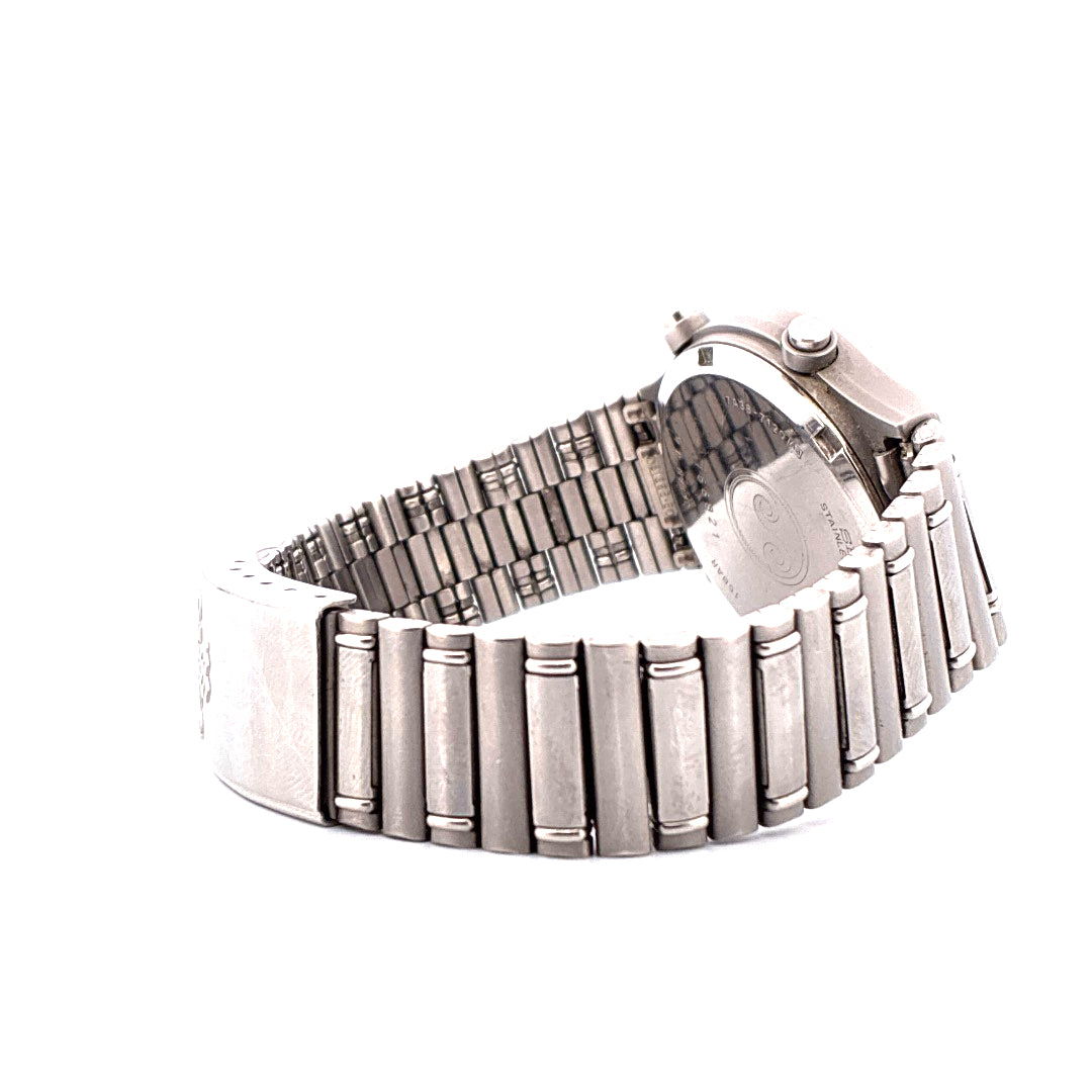 Seiko Chronograph Quarz von rechts gesehen mit Stahlarmband und detaillierter Rückseite