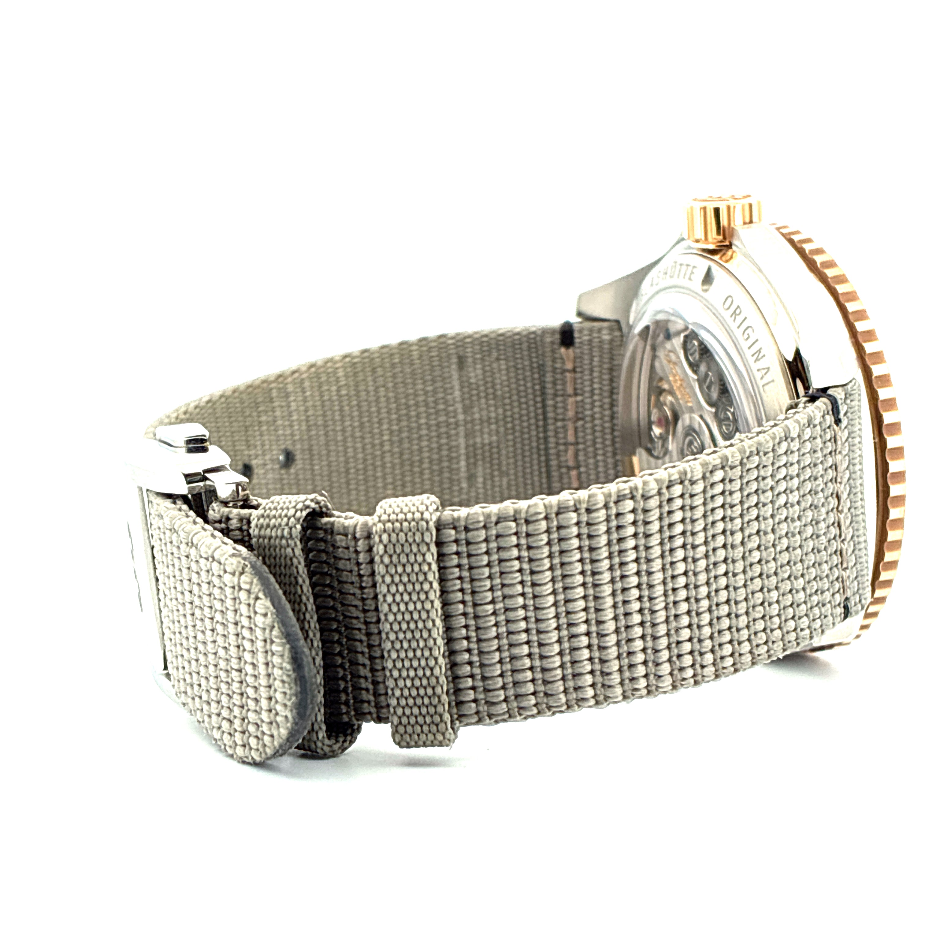 Seitenansicht einer Glashütte Original SeaQ mit grauem Stoffband und Sichtboden