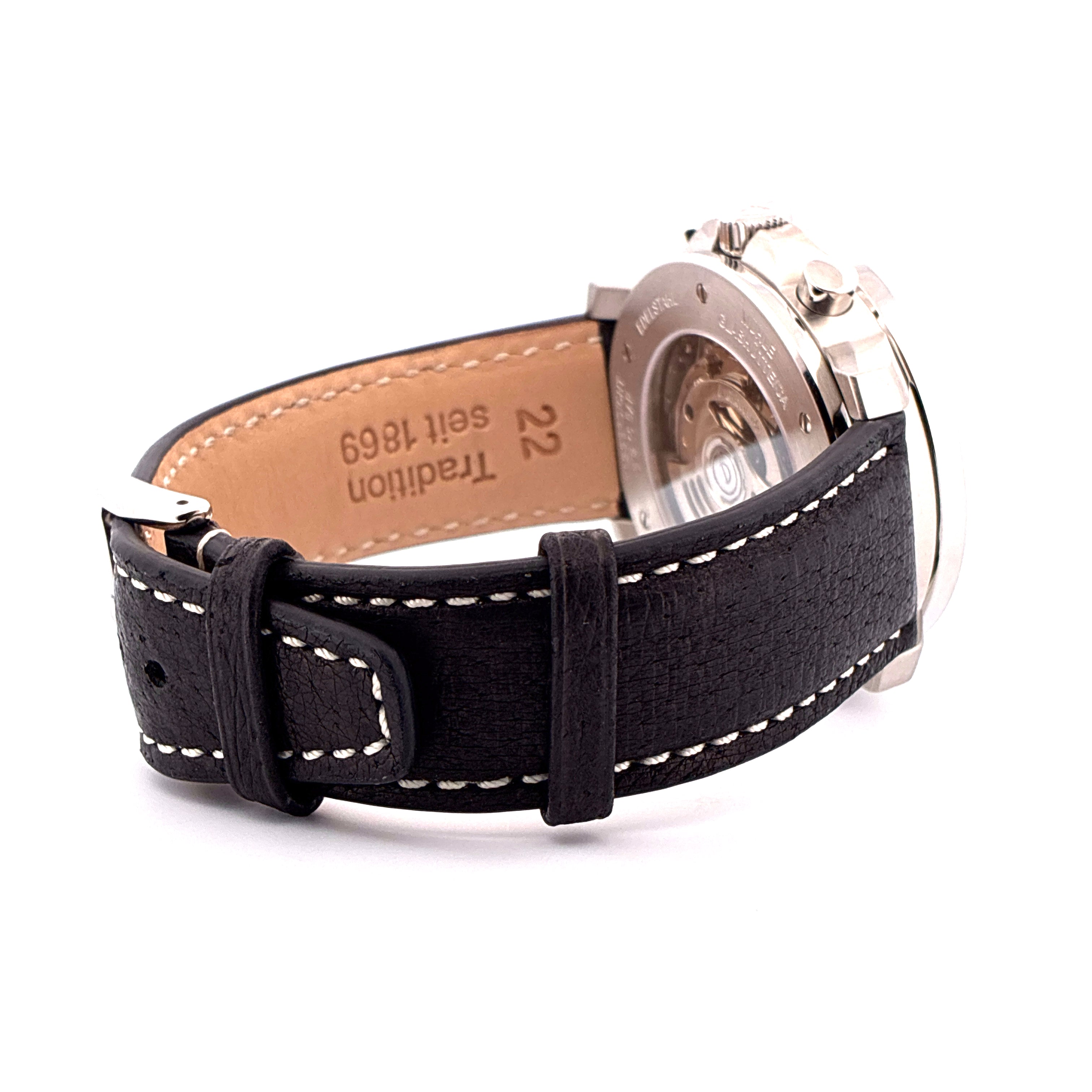 Mühle Glashütte 29er Chronograph Seitenansicht mit schwarzem Lederarmband und Sichtboden