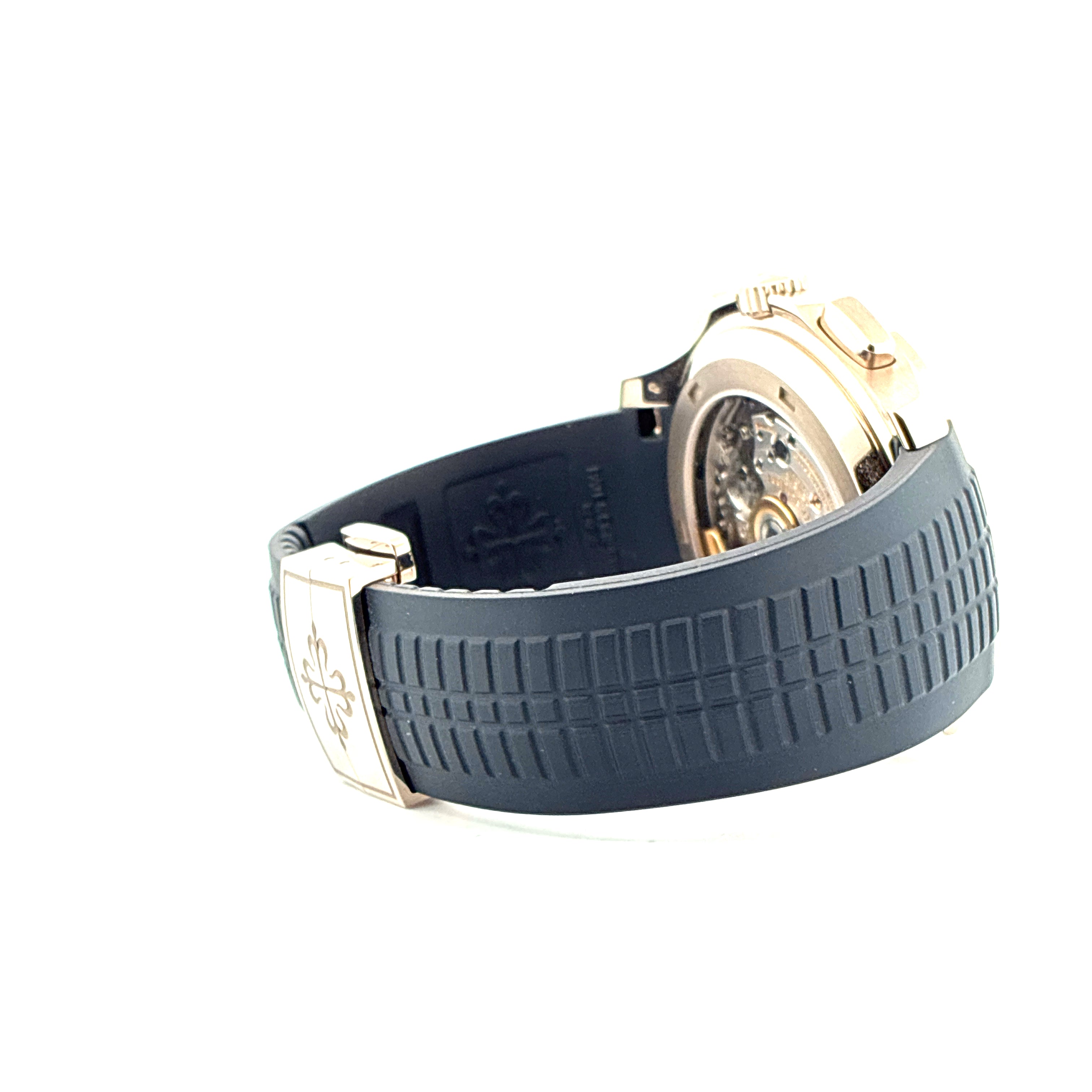 Patek Philippe Aquanaut Chronograph in Weißgold mit blauem Armband und detaillierter Schließe im Profil