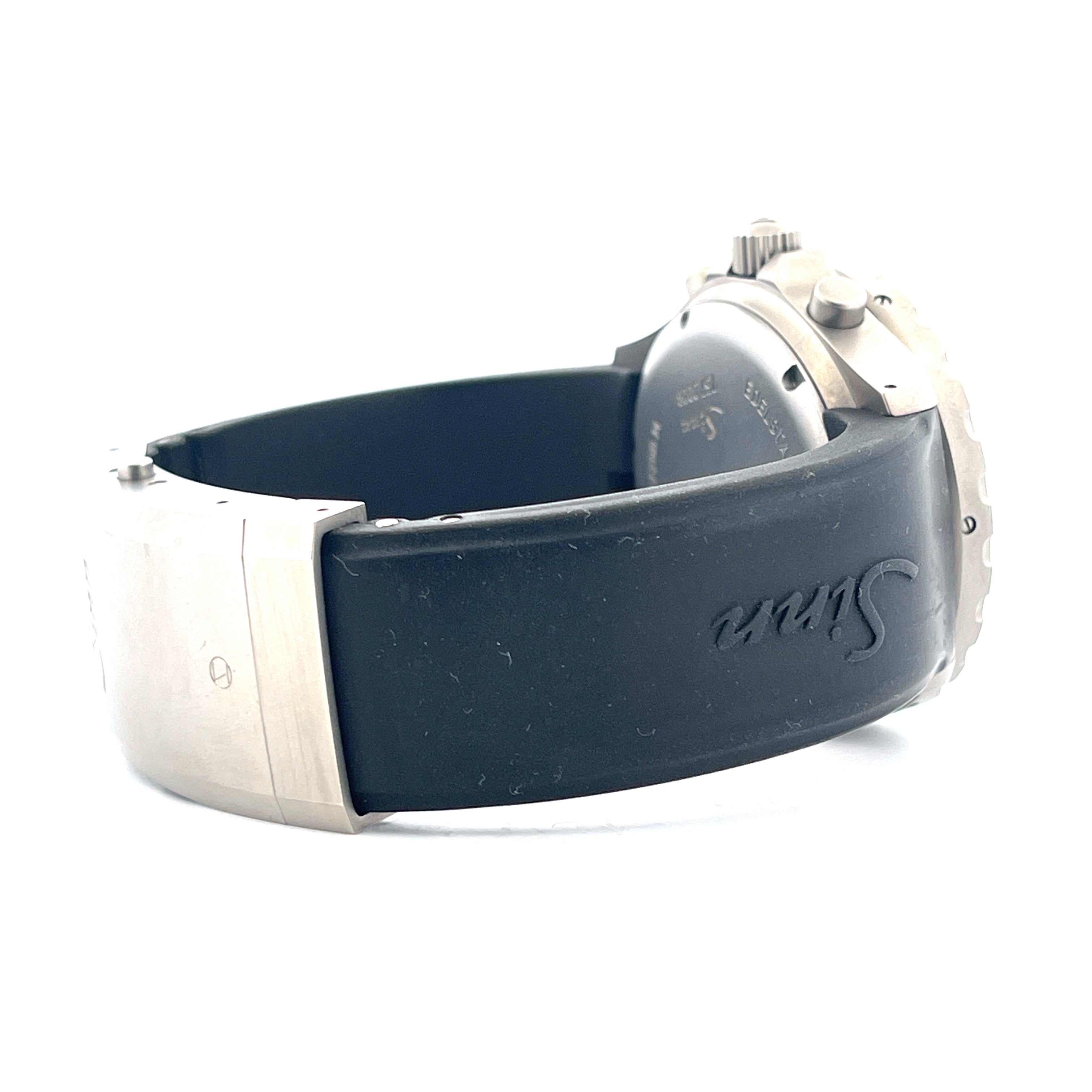 Sinn 757 UTC in Stahl mit schwarzem Kautschukband, Seitenansicht auf weißem Hintergrund