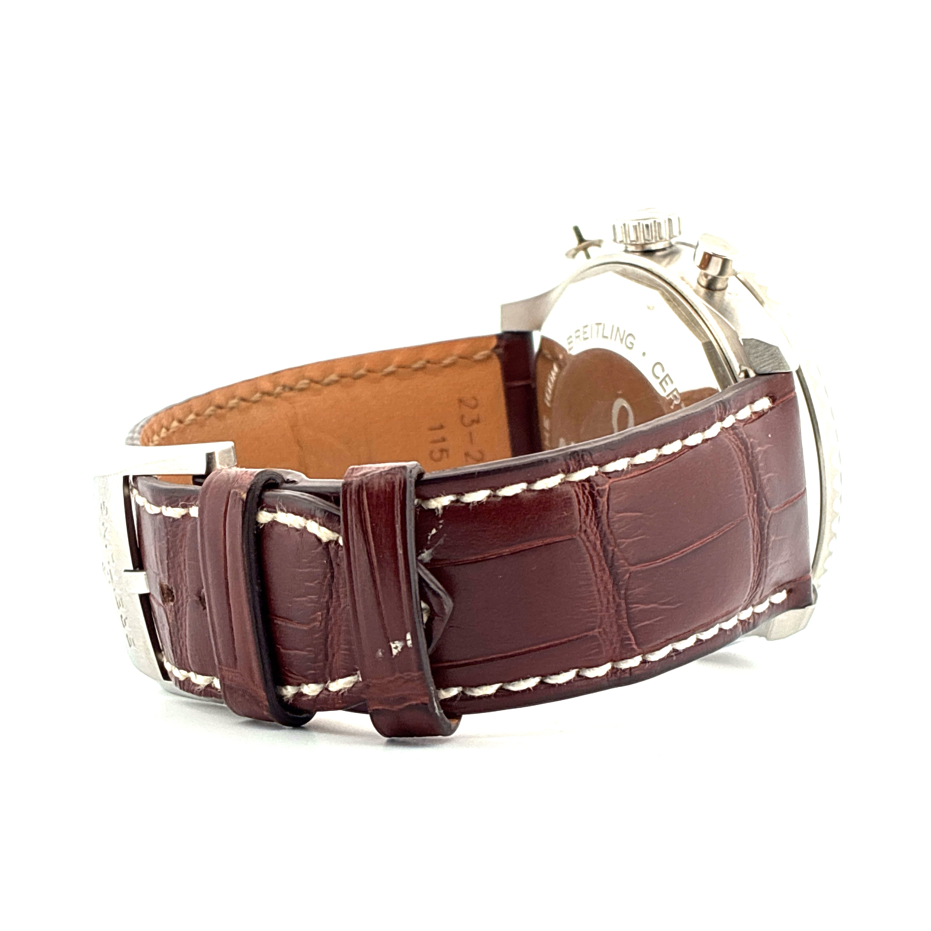 Breitling Navitimer 8 Chronograph Armbandansicht mit Krokolederband und Stahlgehäuse auf weissem Hintergrund