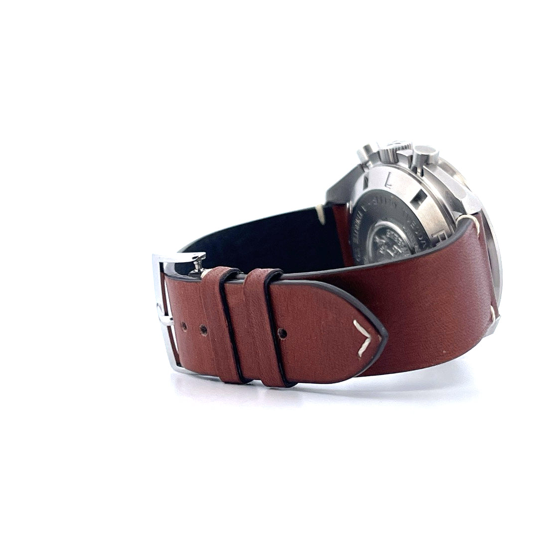 Omega Speedmaster Tuesday mit braunem Lederarmband und Edelstahlschließe im Seitenprofil auf weißem Hintergrund