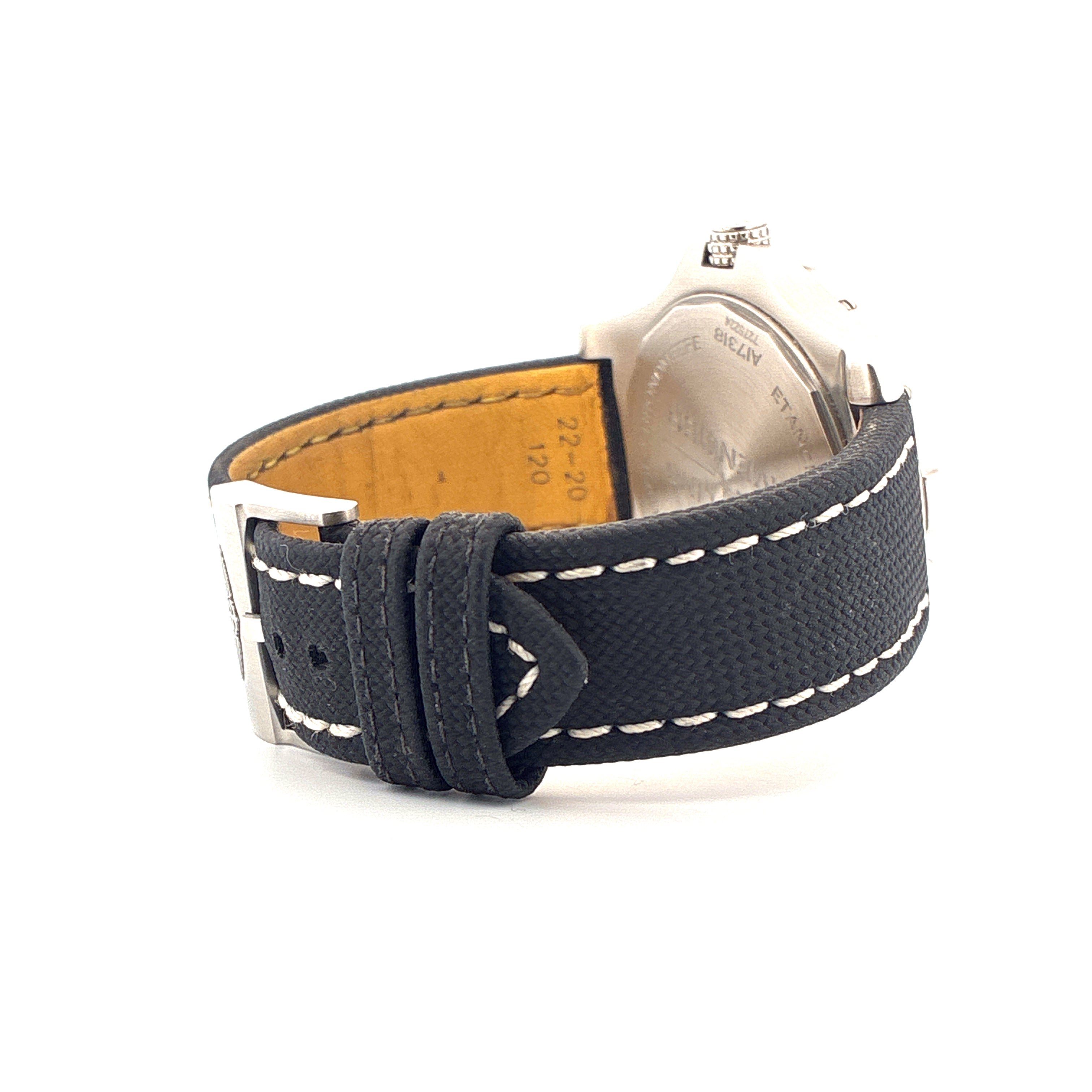 Breitling Avenger Automatic 43 Seitenansicht mit schwarzem Stoffarmband mit weißen Nähten