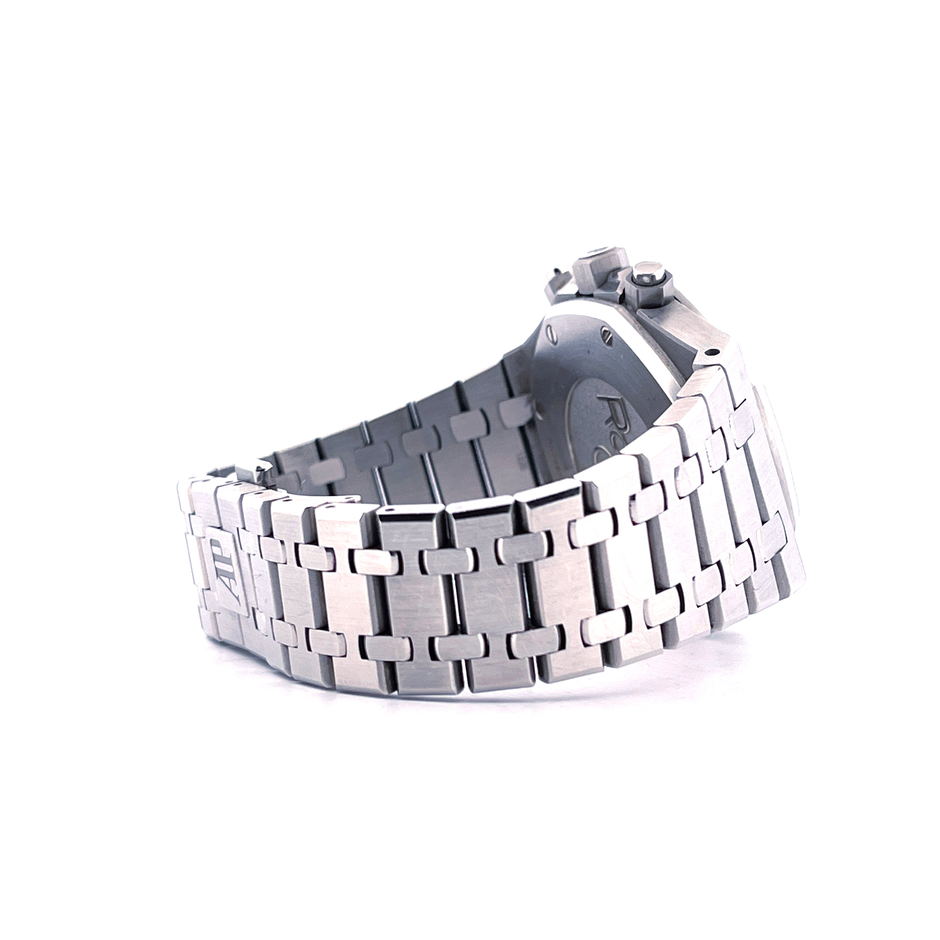 Audemars Piguet Royal Oak Chronograph Stahl Armband mit AP Logo auf weißem Hintergrund