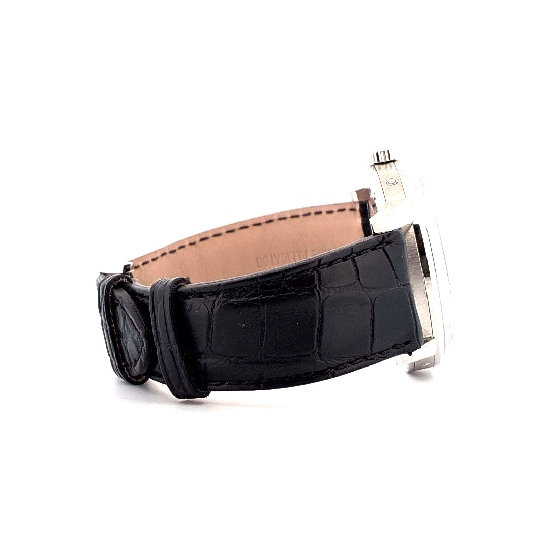 Seitenansicht einer Vulcain 50s Presidents Moonphase mit schwarzem Krokodilarmband