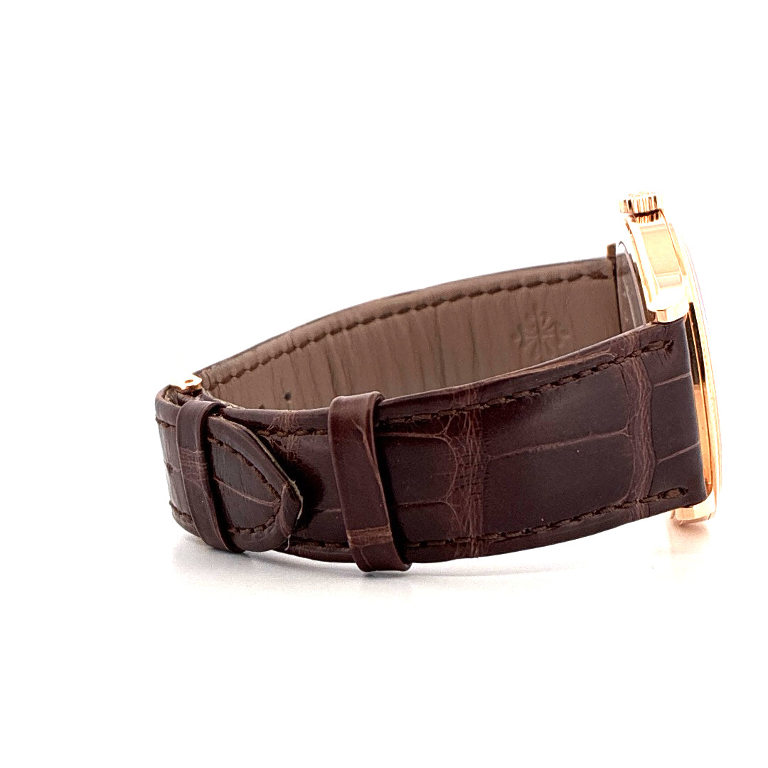 Seitenansicht einer Patek Philippe Calatrava 6119R mit braunem Krokodilarmband