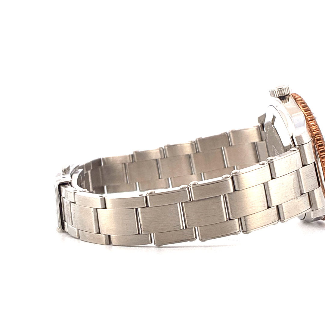 Oris Divers Sixty Five Stahlarmband und Gehäuse im Seitenprofil vor weißem Hintergrund