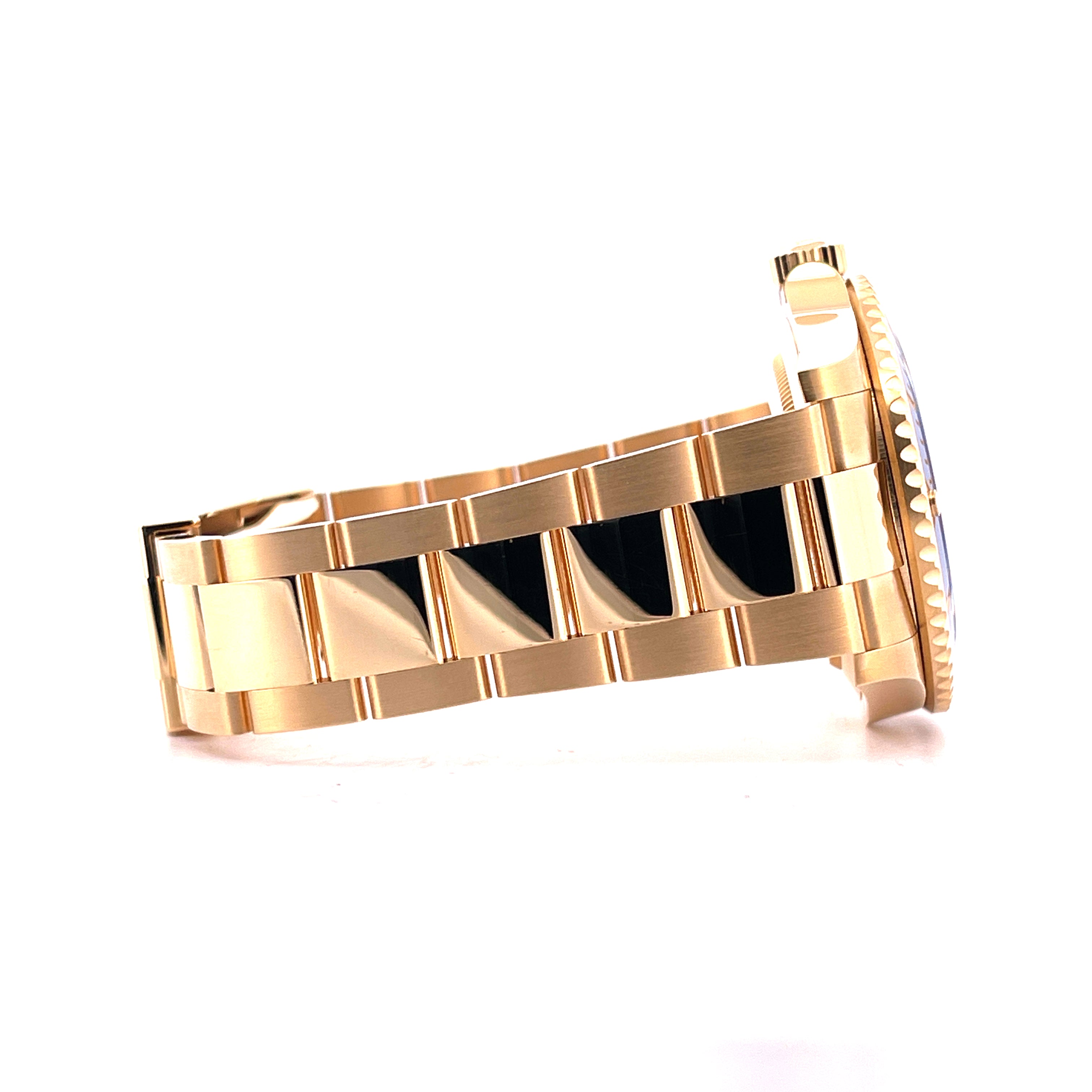 Rolex Submariner Date 126618LB aus Gelbgold im Profil auf weißem Hintergrund