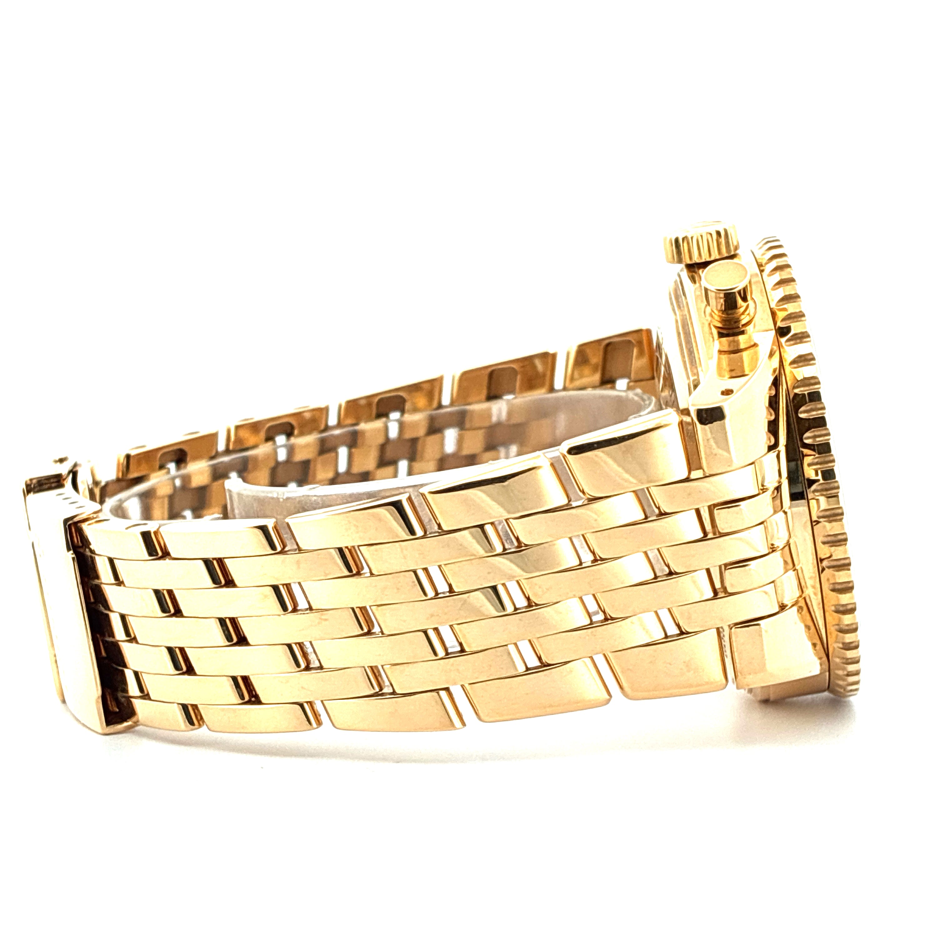 Seitenansicht einer Breitling Navitimer Heritage Herrenuhr aus Gelbgold mit goldfarbenem Gliederarmband