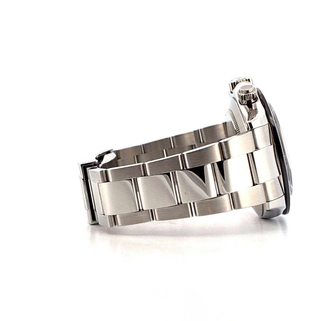 Rolex Daytona Panda-Dial 2021 Edelstahl Automatik im Profil auf weißem Hintergrund