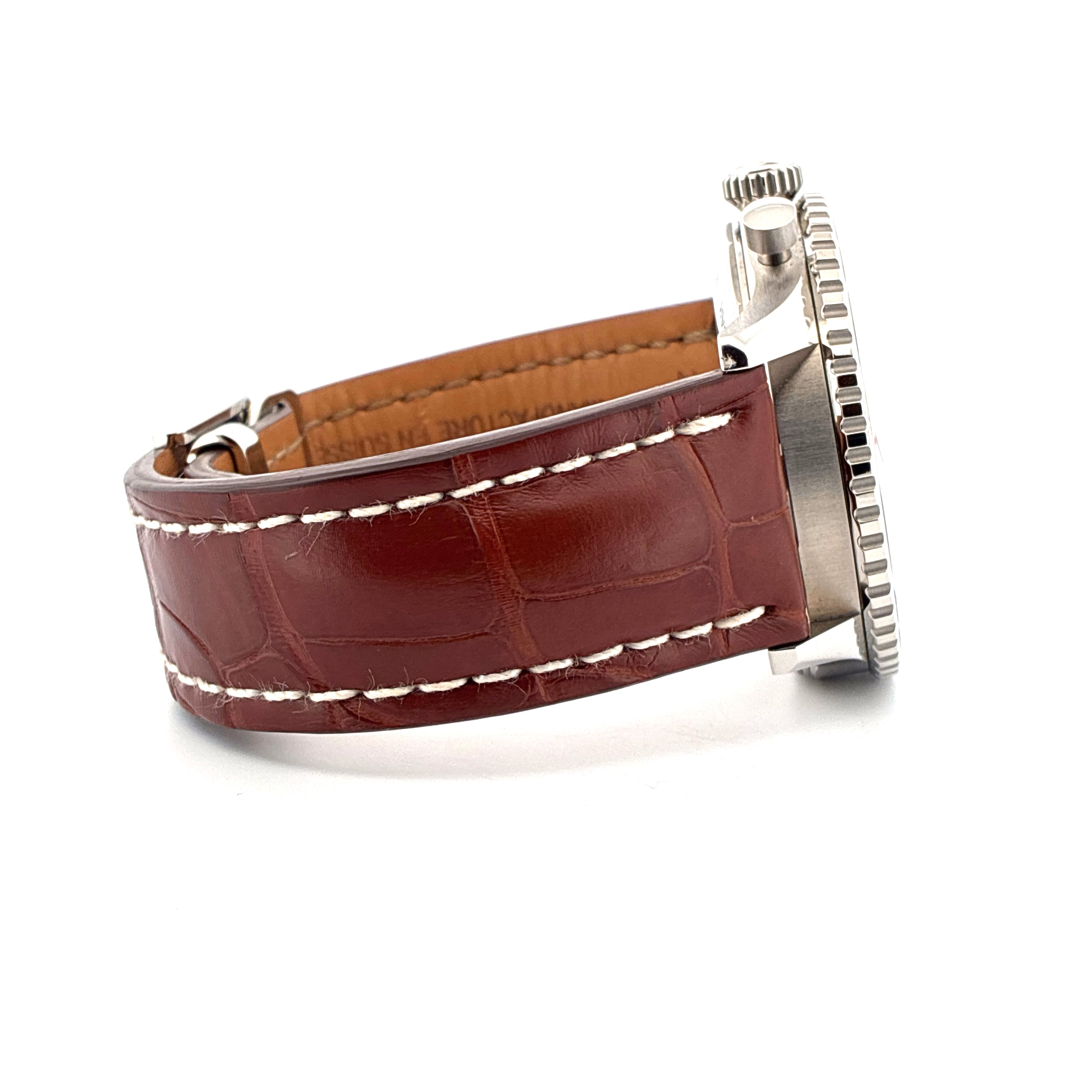 Breitling Navitimer B01 Chronograph 46 mit braunem Lederarmband und weißer Naht, Seitenansicht auf weißem Hintergrund