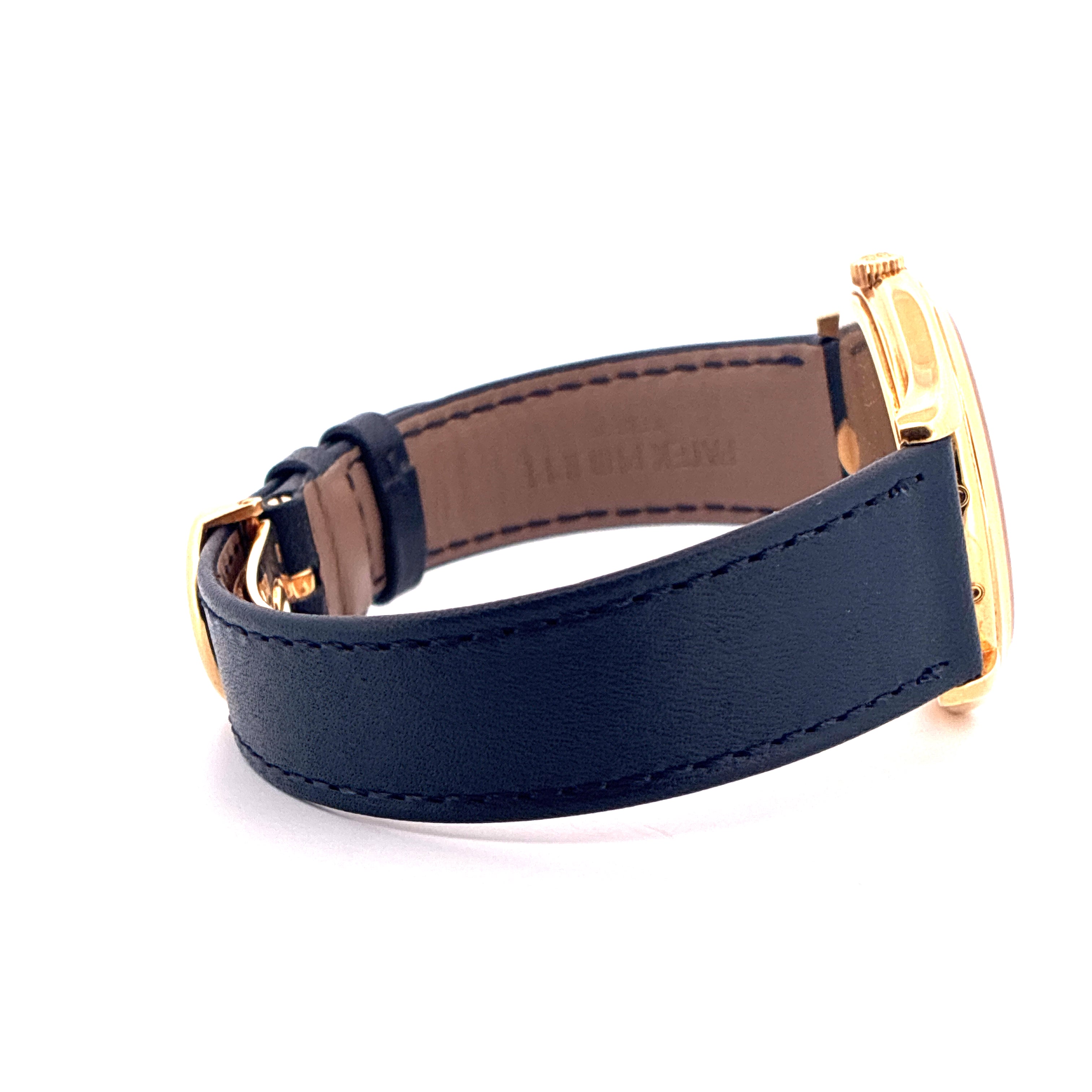 Seitenansicht des Armbands einer Patek Philippe Perpetual Calendar 3940J-017 aus Gelbgold mit dunkelblauem Lederband