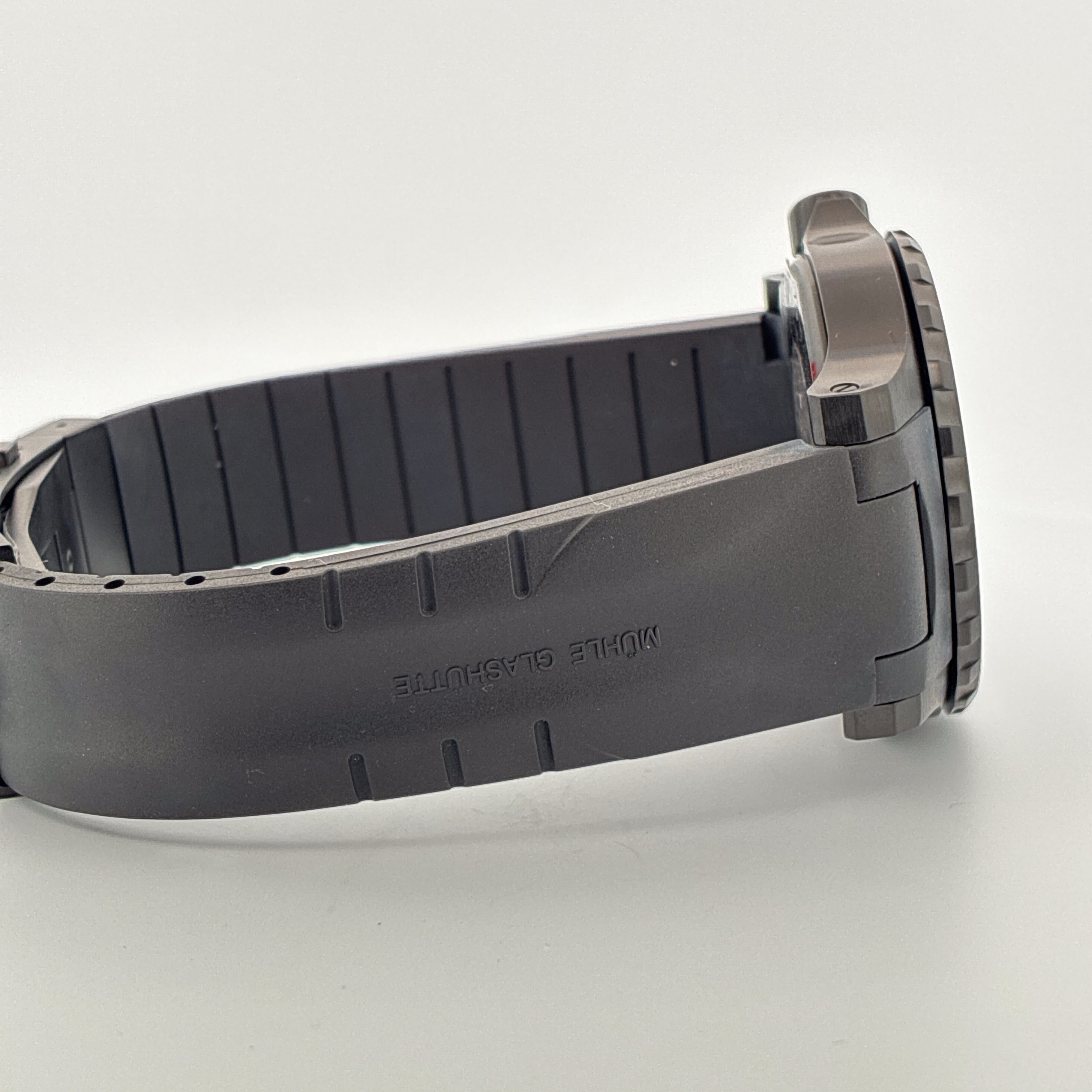 Seitenansicht des Mühle Glashütte Sea-timer Blackmotion mit schwarzem Kautschukarmband und Lünette