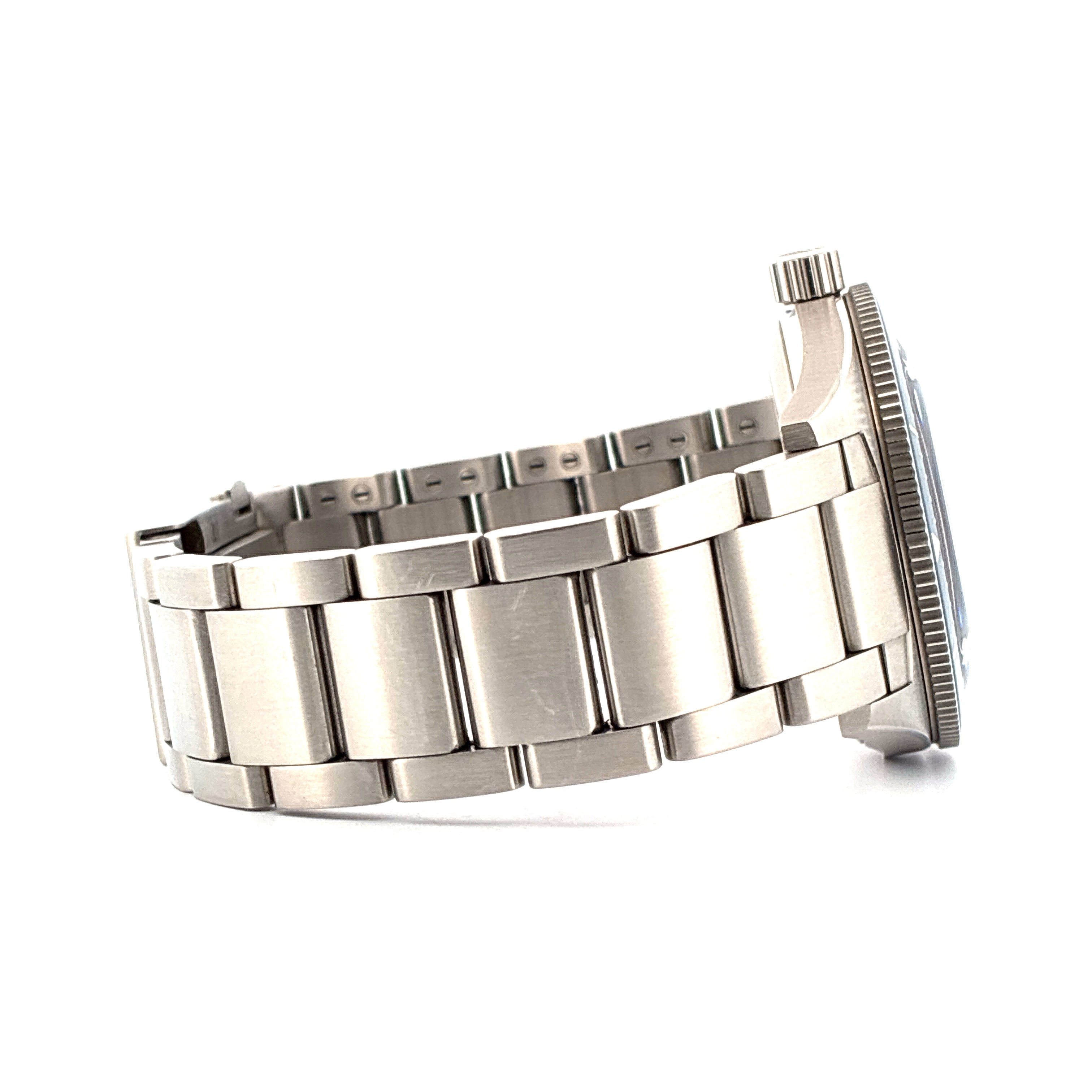 Glashütte Original SeaQ Armbanduhr aus Edelstahl mit Linsenlünette von der Seite gesehen auf weißem Hintergrund