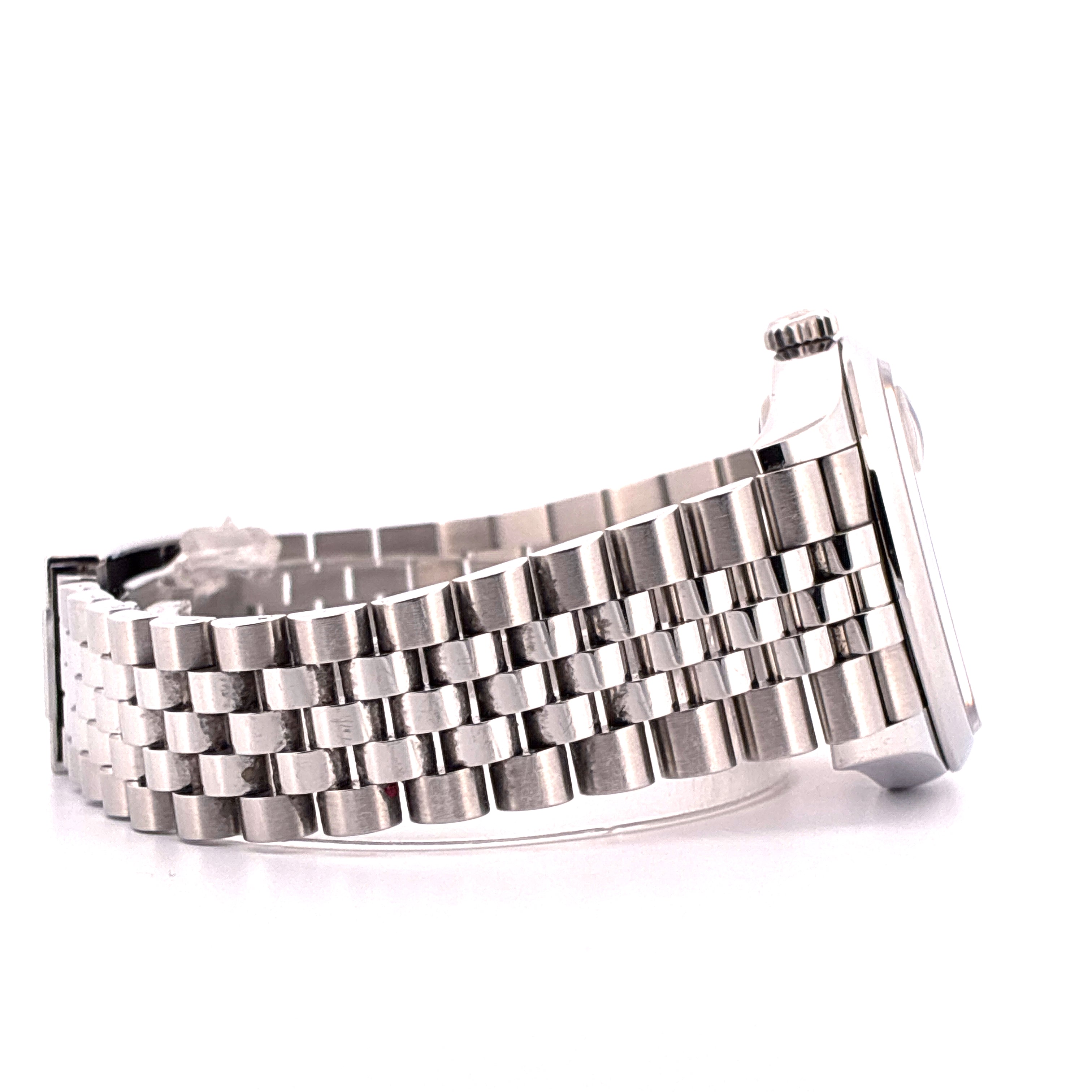 Seitenansicht einer Rolex Datejust 36 mit Stahlarmband vor hellem Hintergrund