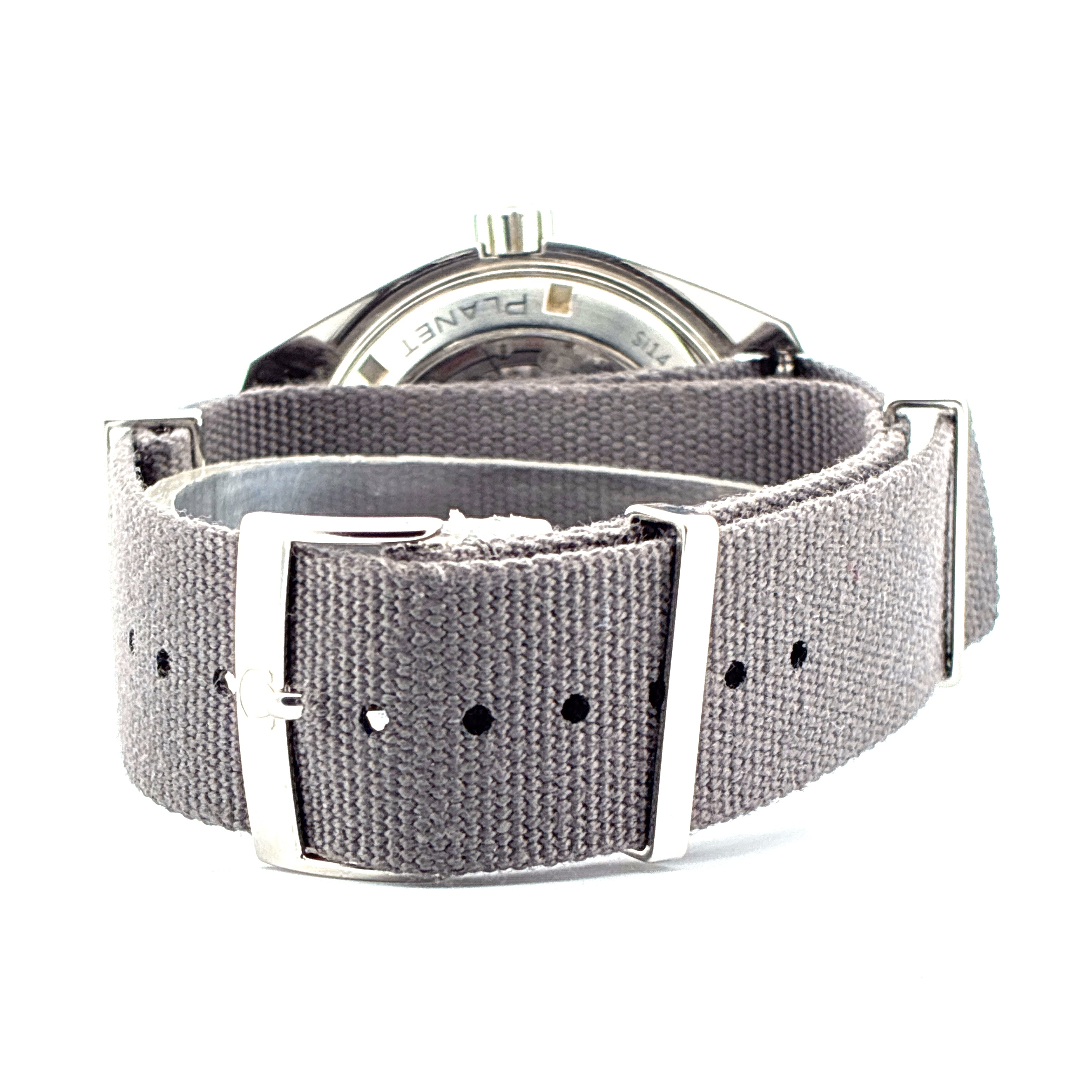 Omega Seamaster Planet Ocean 2nd strap mit grauem Textilarmband und Metallschnalle vor weissem Hintergrund