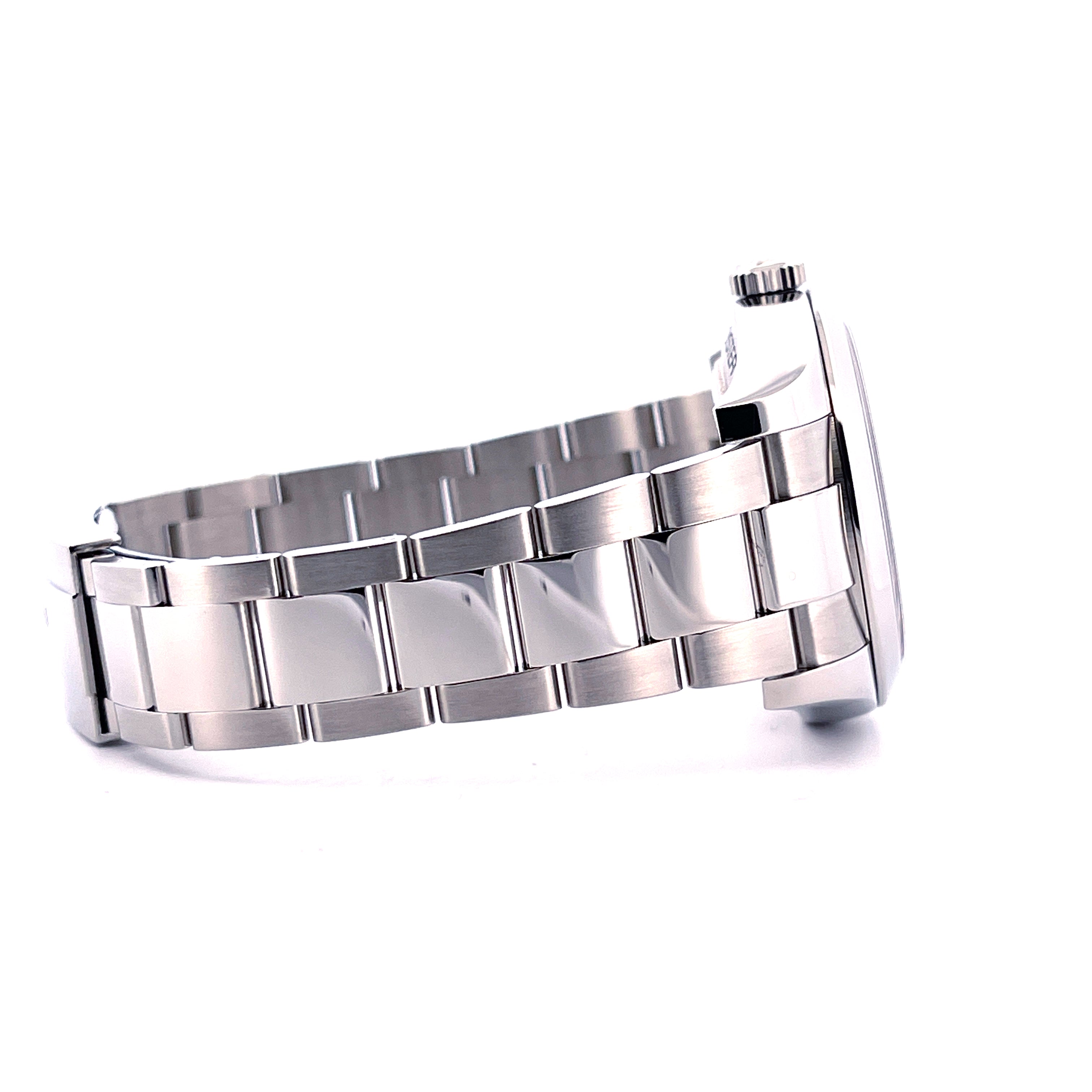 Seitenansicht einer Rolex Milgauss 116400 aus Edelstahl mit poliertem Stahlarmband auf weissem Hintergrund