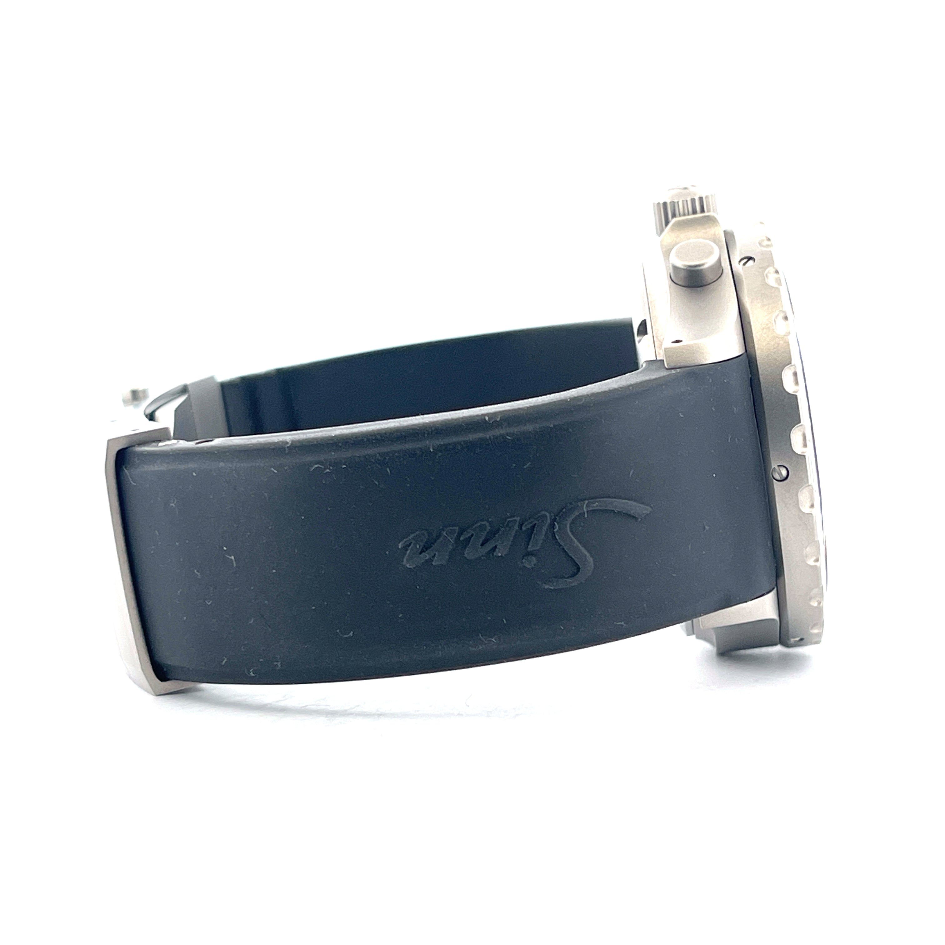 Sinn 757 UTC Kautschukarmband mit geprägtem Logo und Edelstahlgehäuse von der Seite