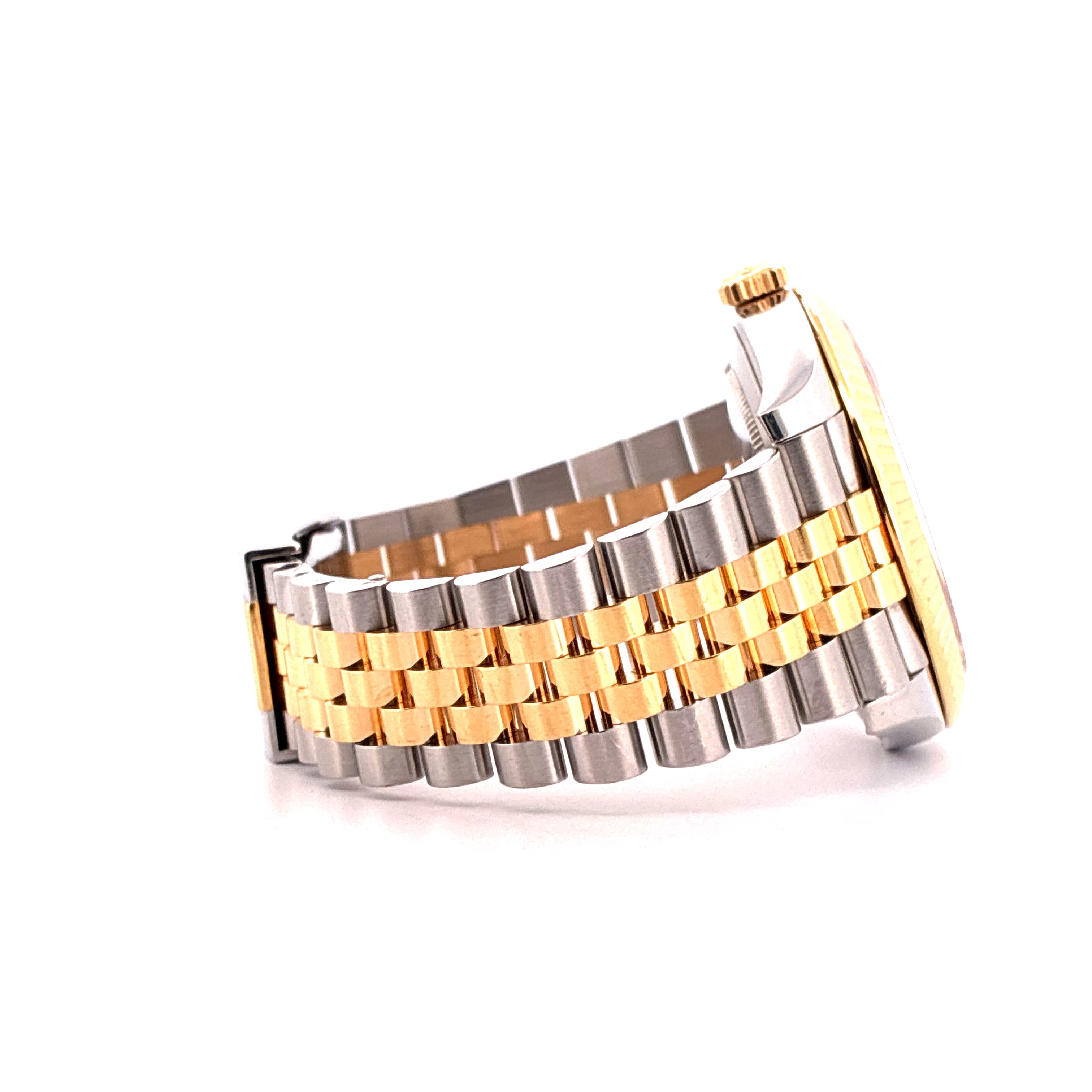 Rolex Datejust 41 Bicolor: Detailansicht des Armbands aus zwei Metallfarben in Seitenansicht auf weissem Hintergrund