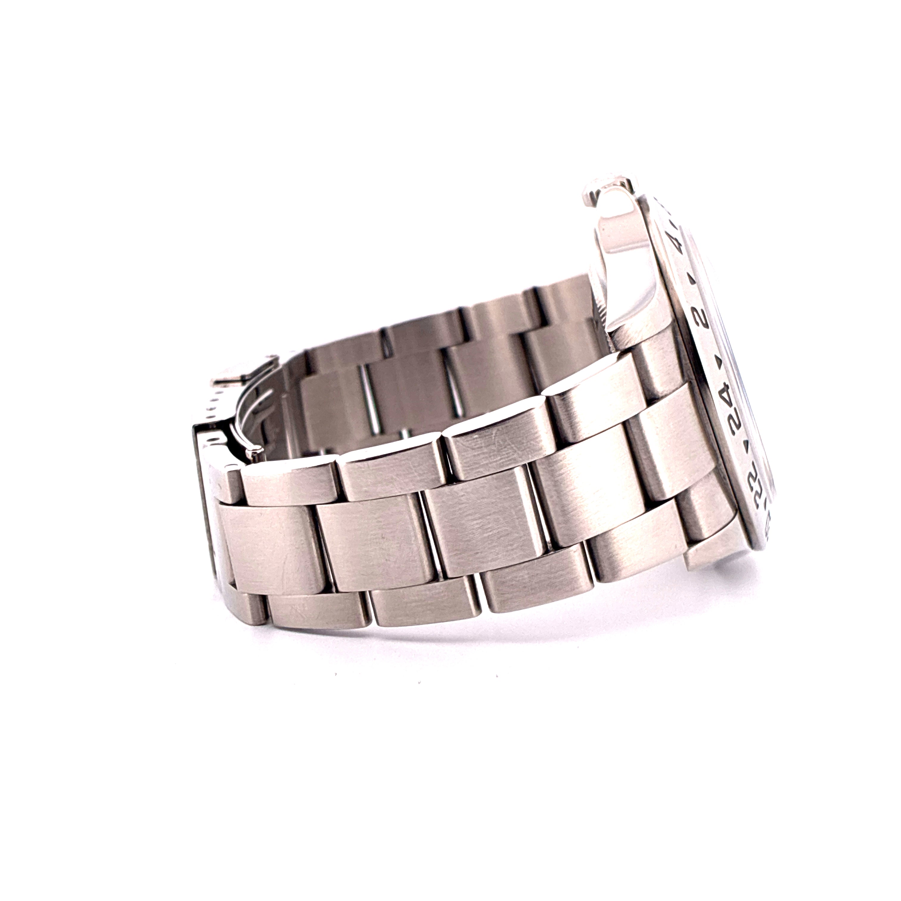 Rolex Explorer II mit weißem Zifferblatt und Stahlarmband im Seitenprofil auf weißem Hintergrund