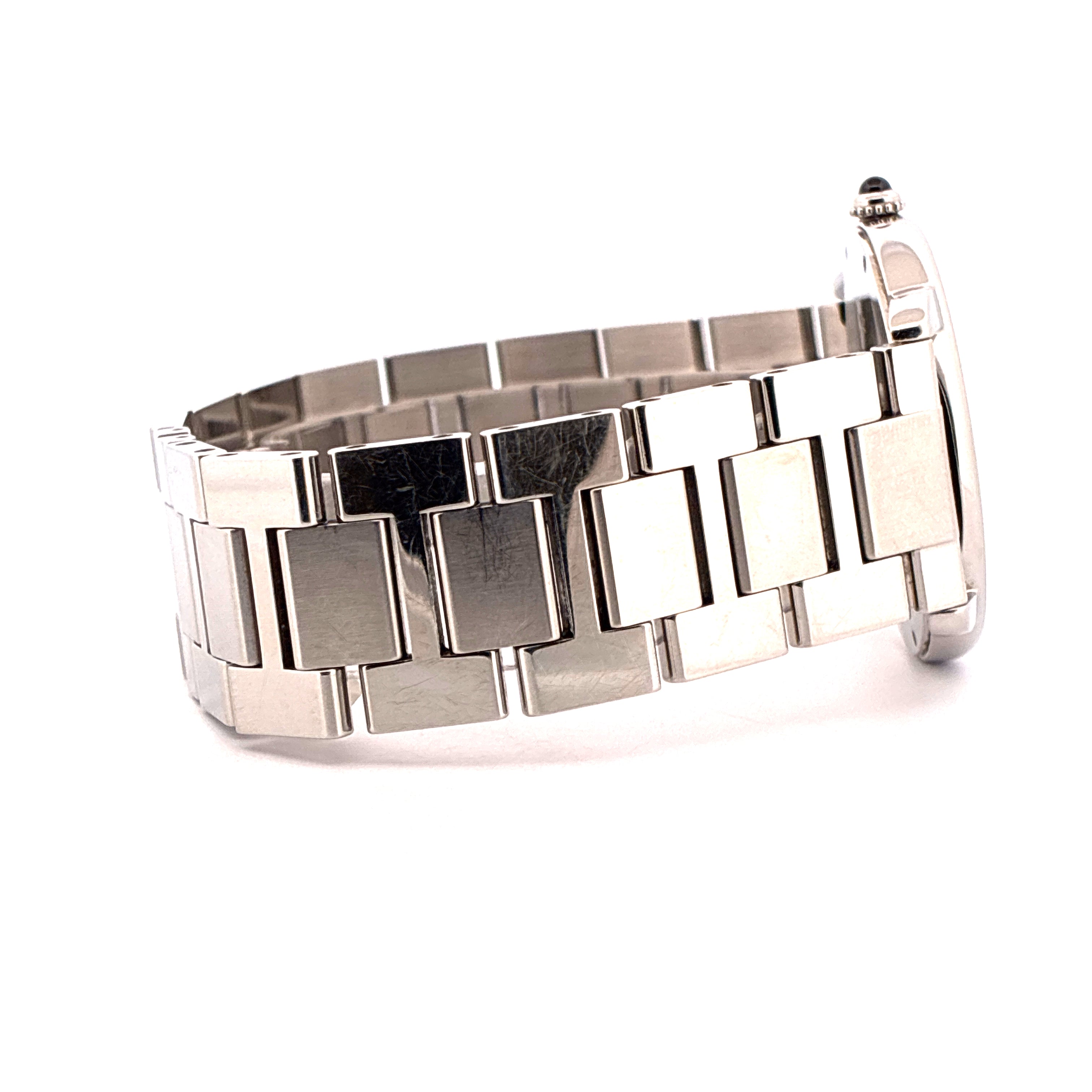 Seitenansicht einer Cartier Ronde Solo de Cartier aus Edelstahl mit Gliederarmband auf weißem Hintergrund